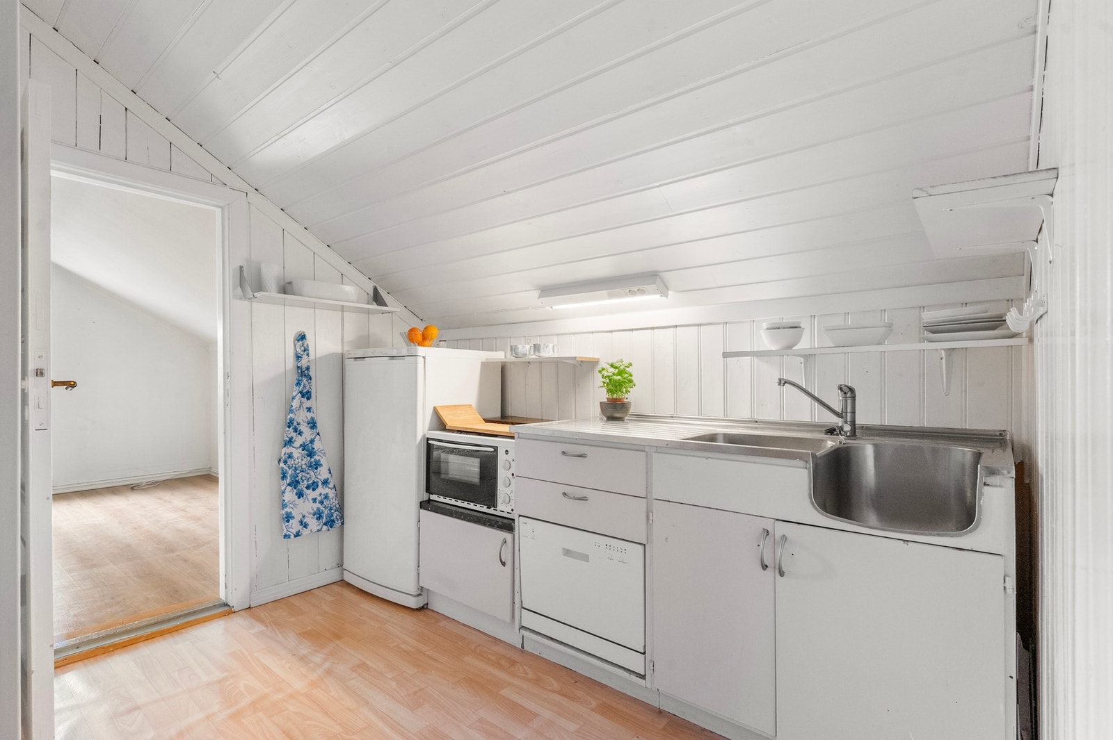 Kjøkkenet i loftetasjen har innredning med glatte fronter med plass til komfyr, samt kjøl/fryseskap. Galleribilde