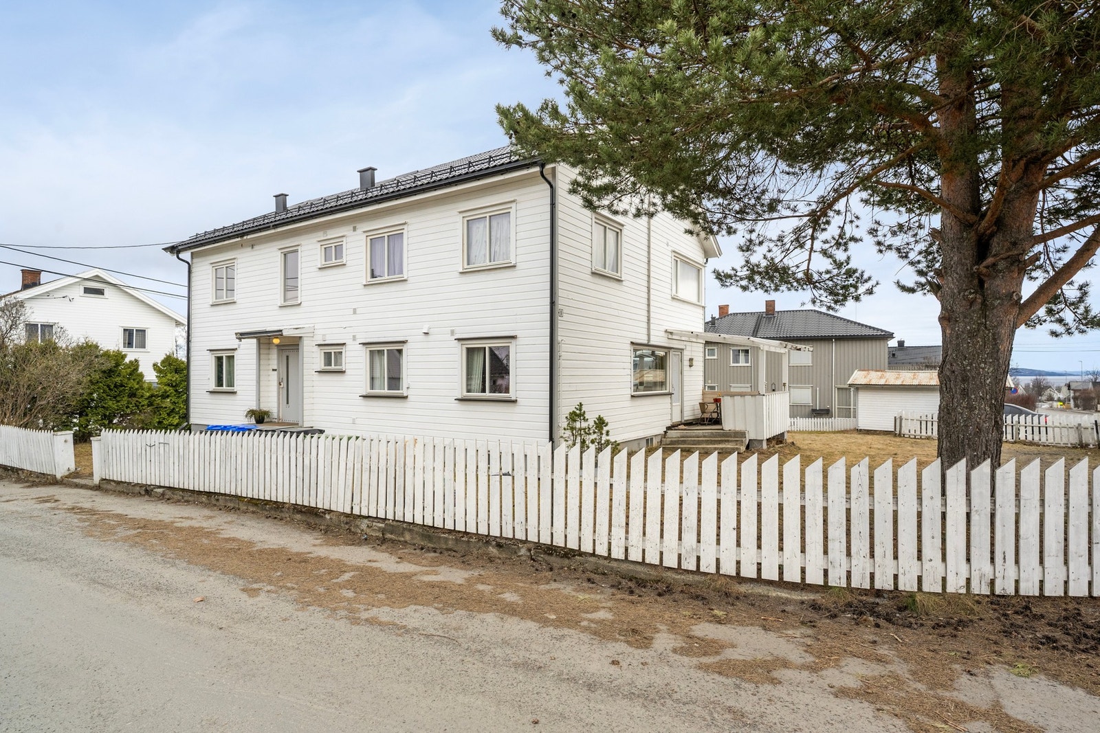 Megler gjør oppmerksom på at boligen opprinnelig er oppført som våningshus over 2 etasjer med 4 leiligheter. I dag er boligen registrert som tomannsbolig hos Gjøvik kommune. Galleribilde
