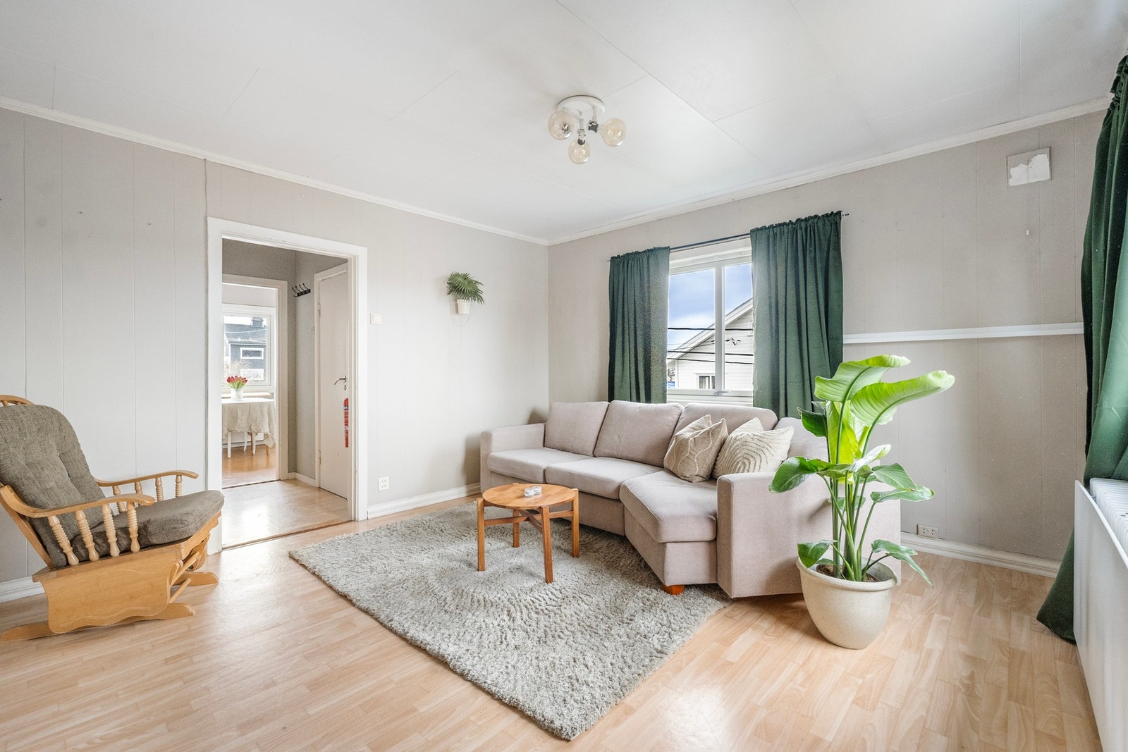 Lys og pen stue med plass til sofa og tv-møblement. Galleribilde