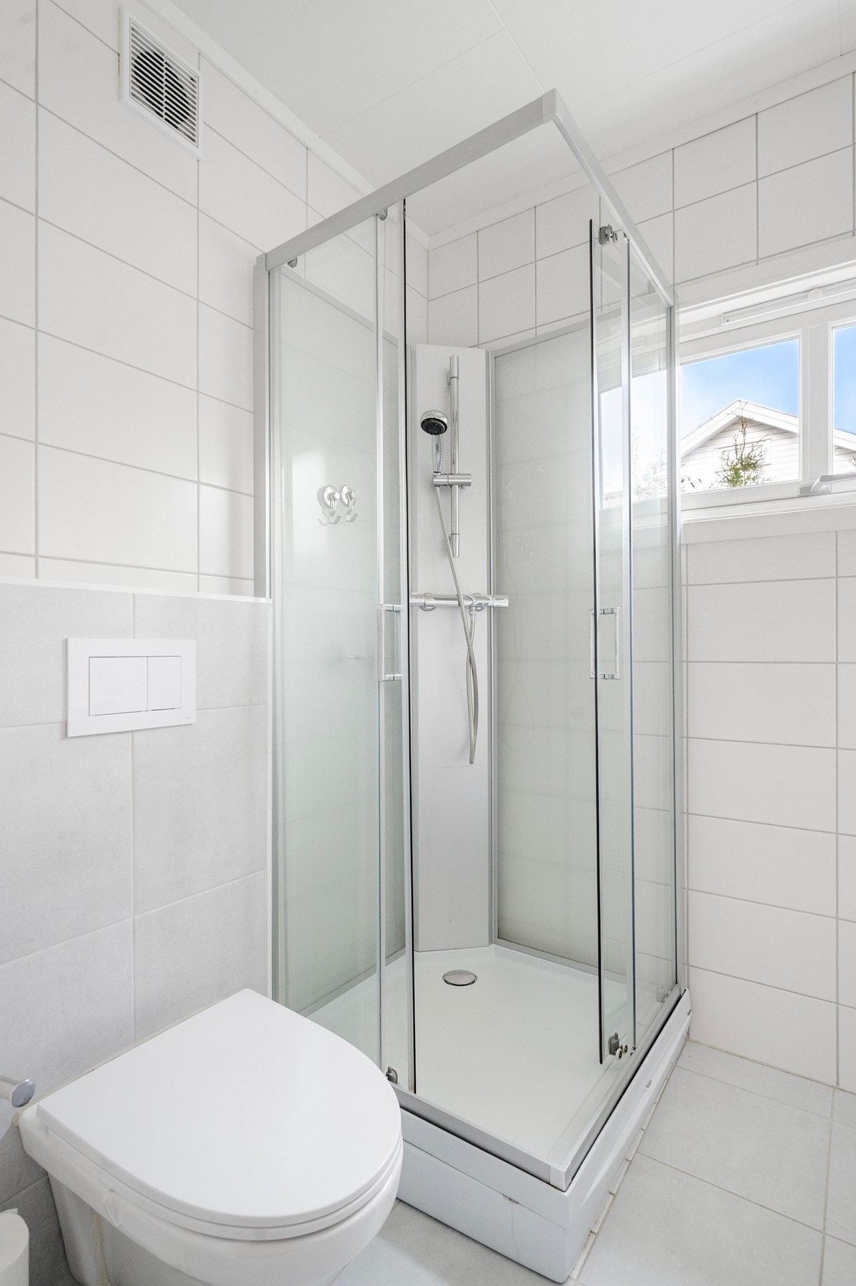 Badet har baderomsinnredning, dusjkabinett og wc. Oppvarming via gulvvarme. Galleribilde