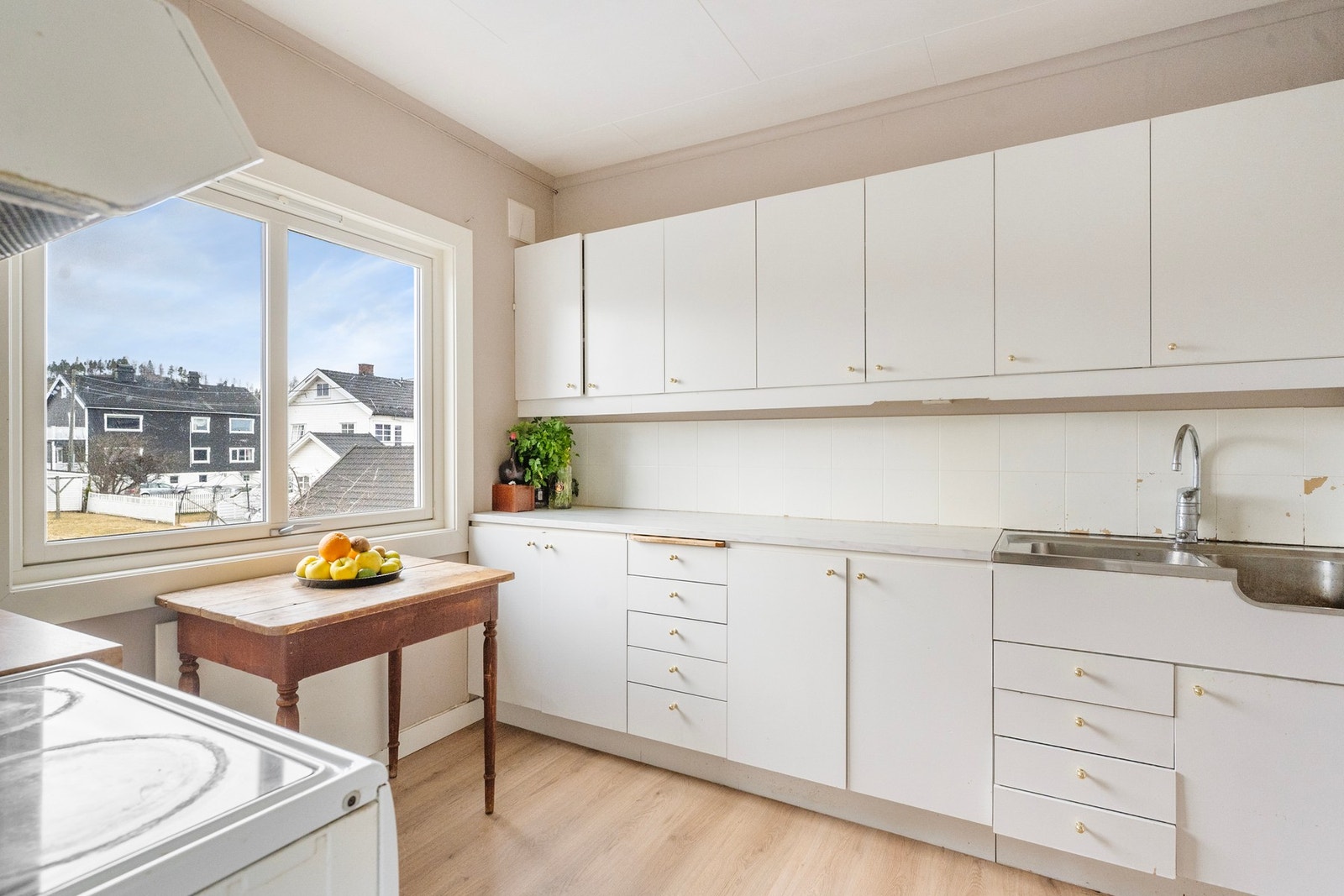 Leilighet nr 4 har lys innredning med glatte fronter og laminert benkeplate. Galleribilde