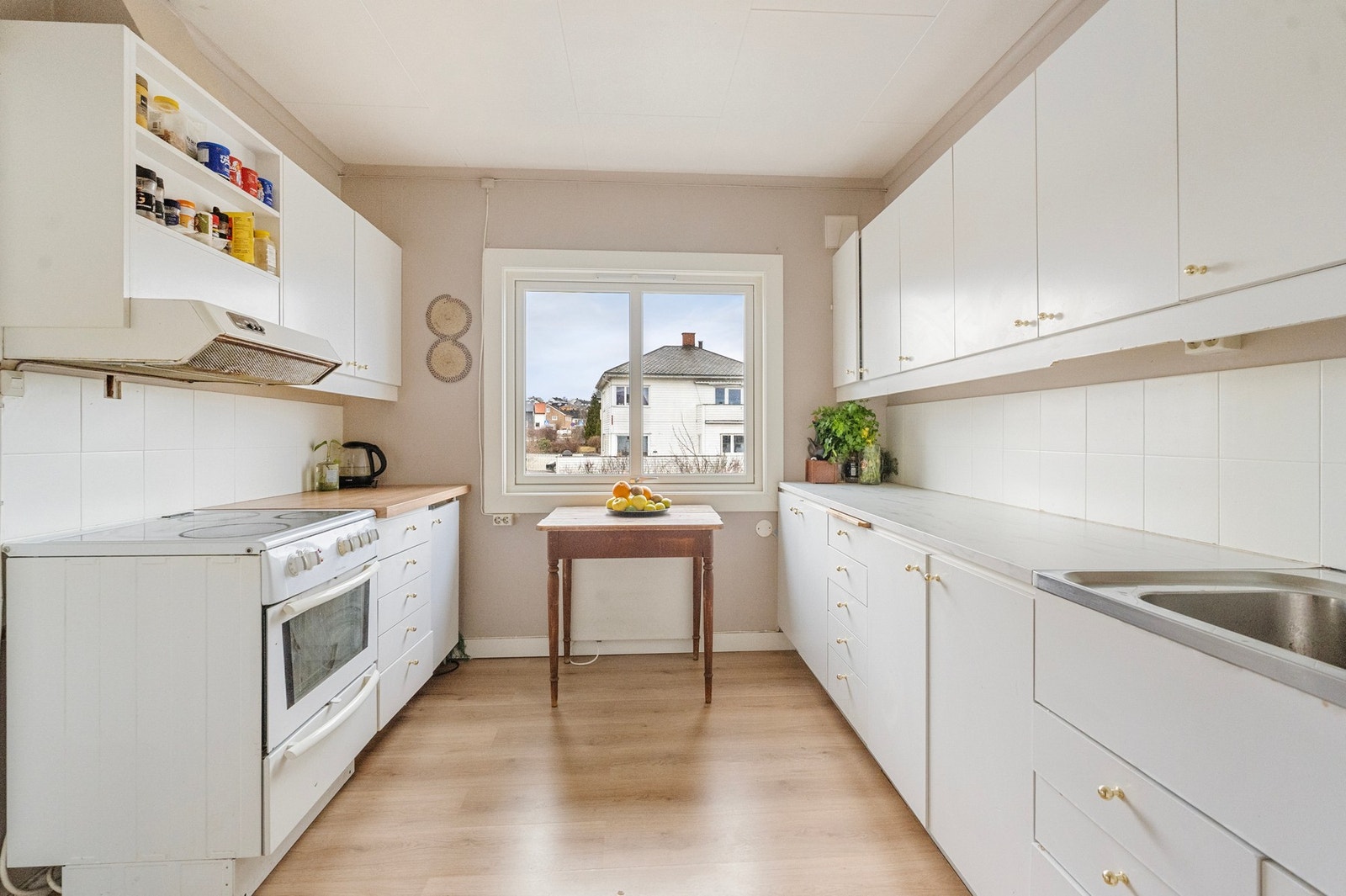 Plass til frittstående komfyr og kjøleskap/fryseskap. Galleribilde