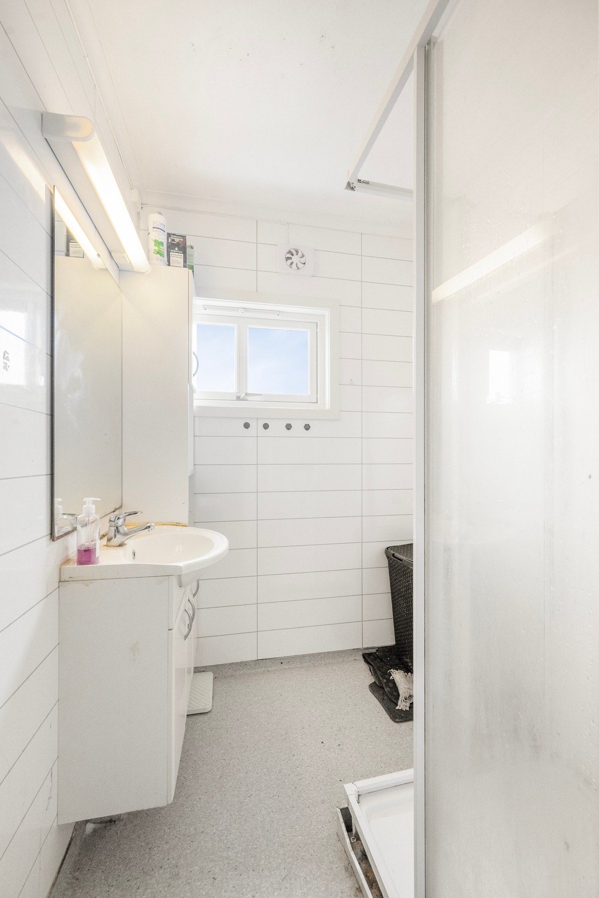 Badet har gulvbelegg, samt våtromsplater på veggene. Badet er innredet med baderomsinnredning og dusjkabinett. Oppvarming via stråleovn. Galleribilde