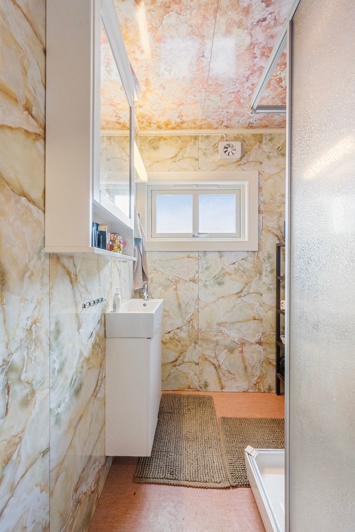 Badet har våtromsplater på veggene, samt belegg på gulv. Innredet med baderomsinnredning m/ speil, samt dusjkabinett. Galleribilde