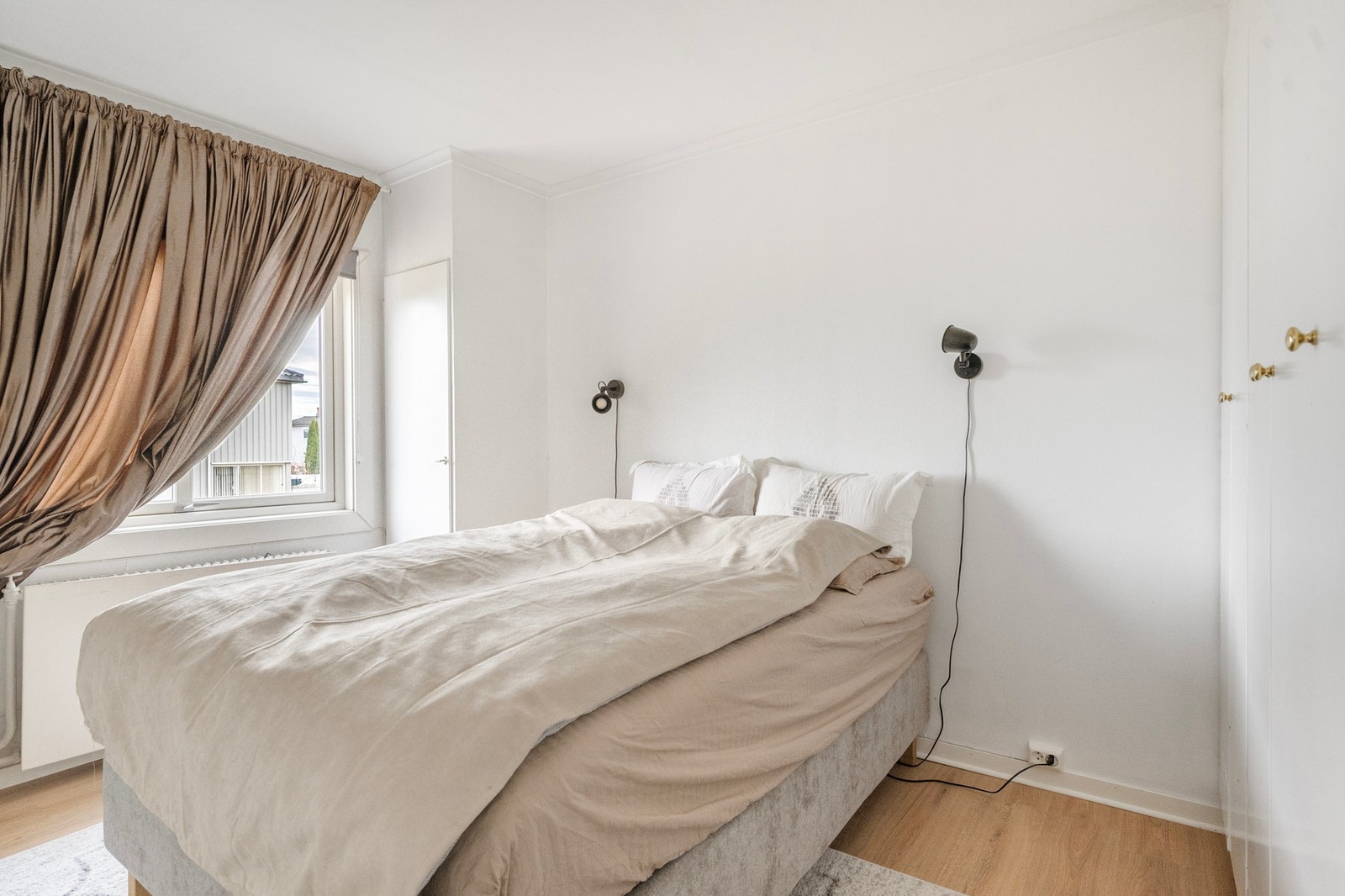 Rommet har god plass til dobbeltseng og garderobeskap. Galleribilde