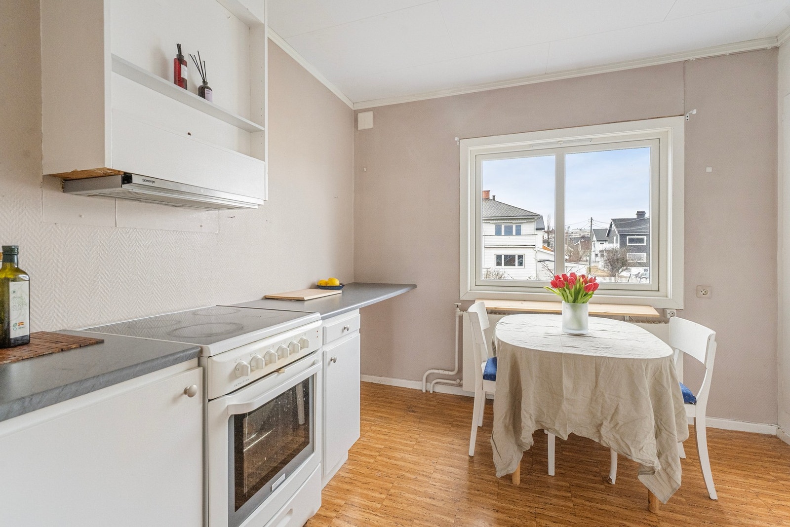 Leilighet nr. 3 har innredning med glatte fronter og laminert benkeplate. Galleribilde