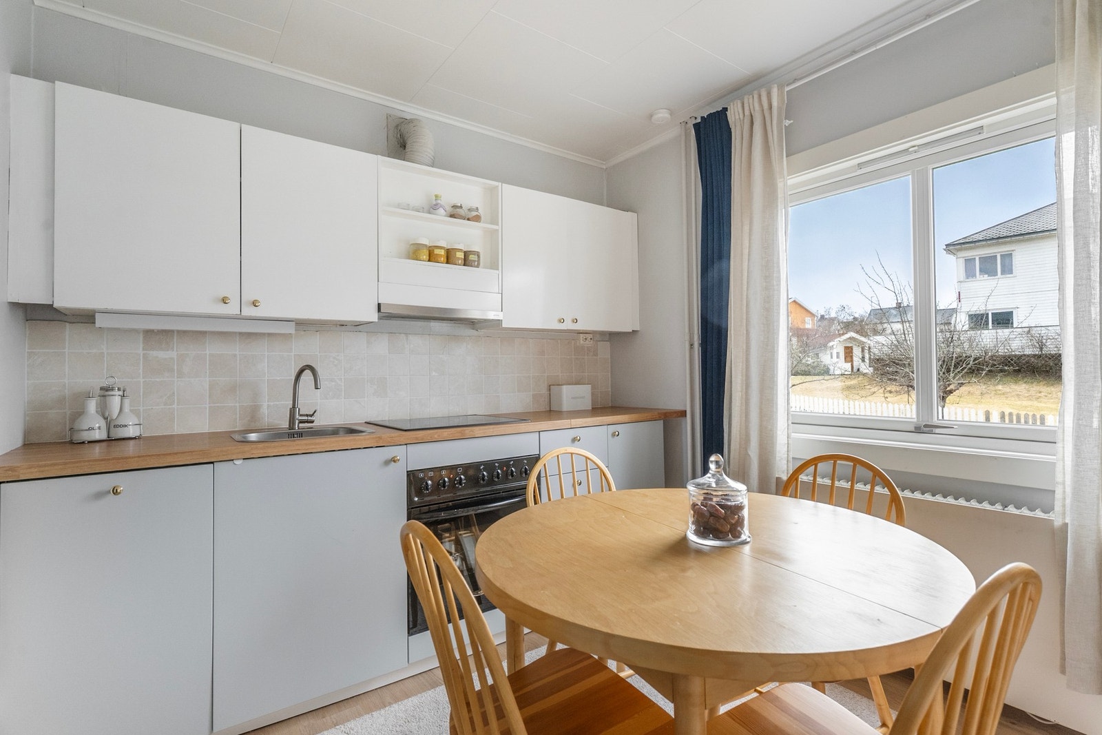 Plass til spisebord med stoler. Galleribilde