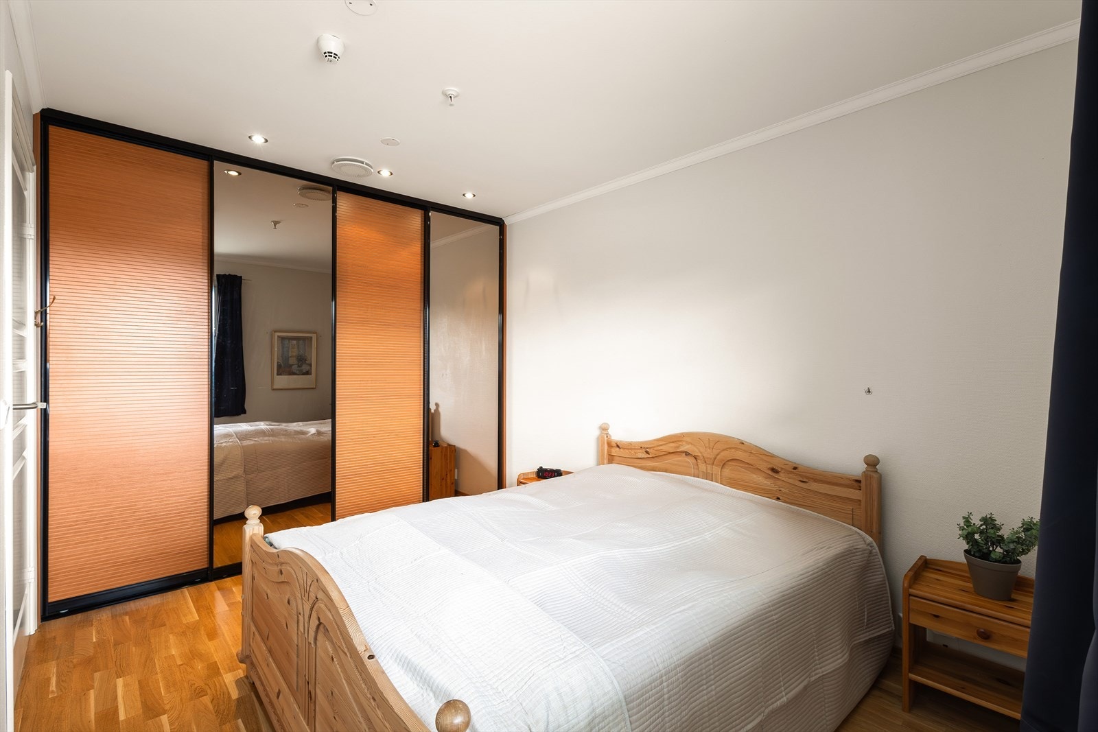 Begge rommene er innredet med en stor skyvedørsgarderobe som sørger for godt med oppbevaringsplass. Galleribilde