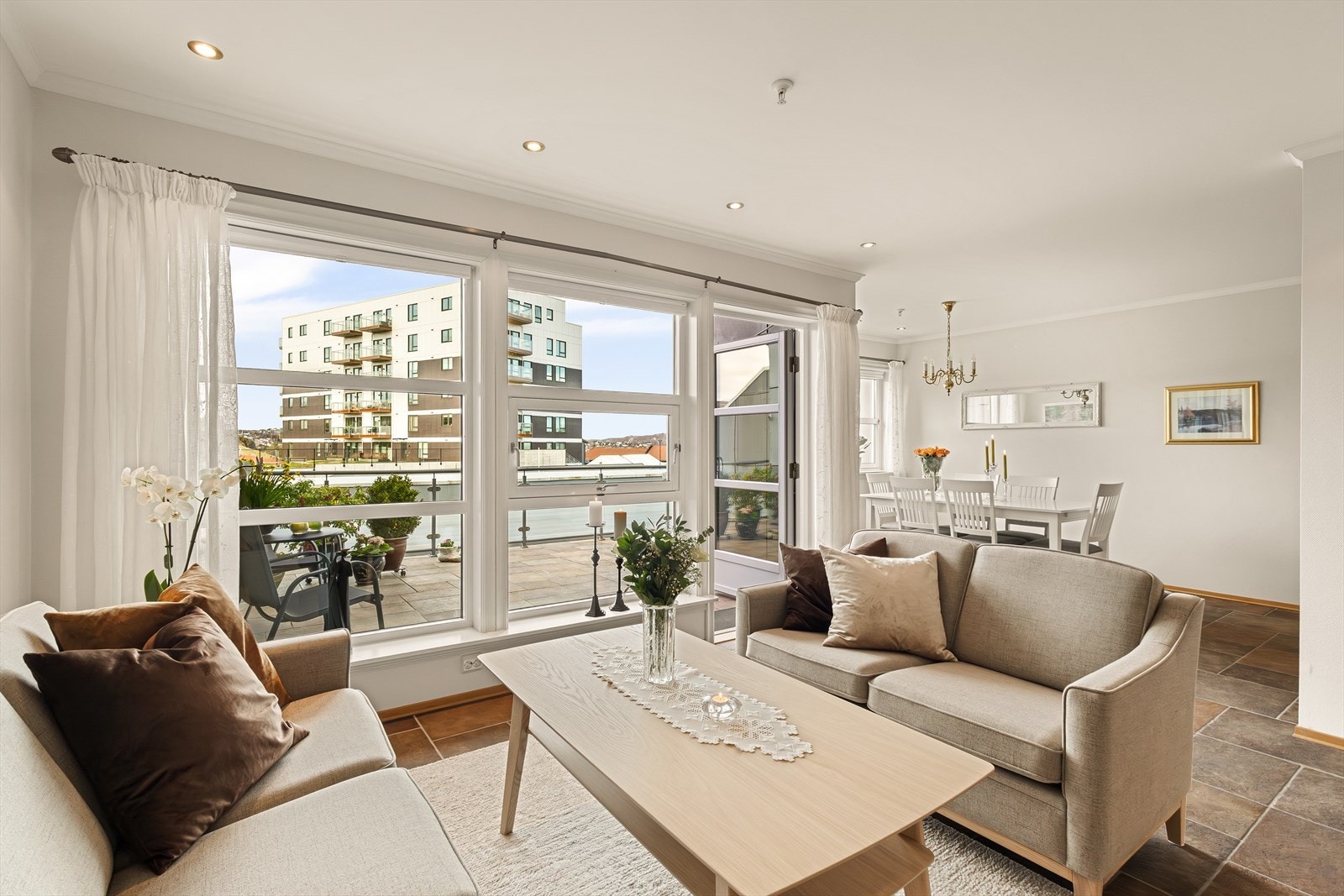 Fra stuen er det utgang til en stor terrasse på hele 25 m². Galleribilde