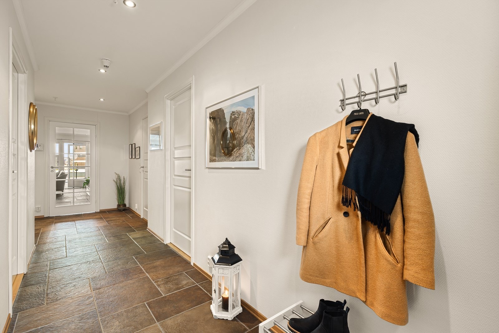 Velkommen inn i en trivelig entrè med god plass til å henge fra seg yttertøy og sko. Galleribilde
