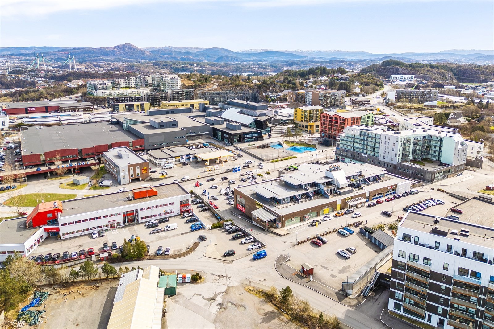 Straume bussterminal har hyppige avganger til Bergen sentrum, og med bil tar turen til Bergen sentrum ca. 15 minutter, noe som gjør boligen godt egnet for pendlere. Galleribilde