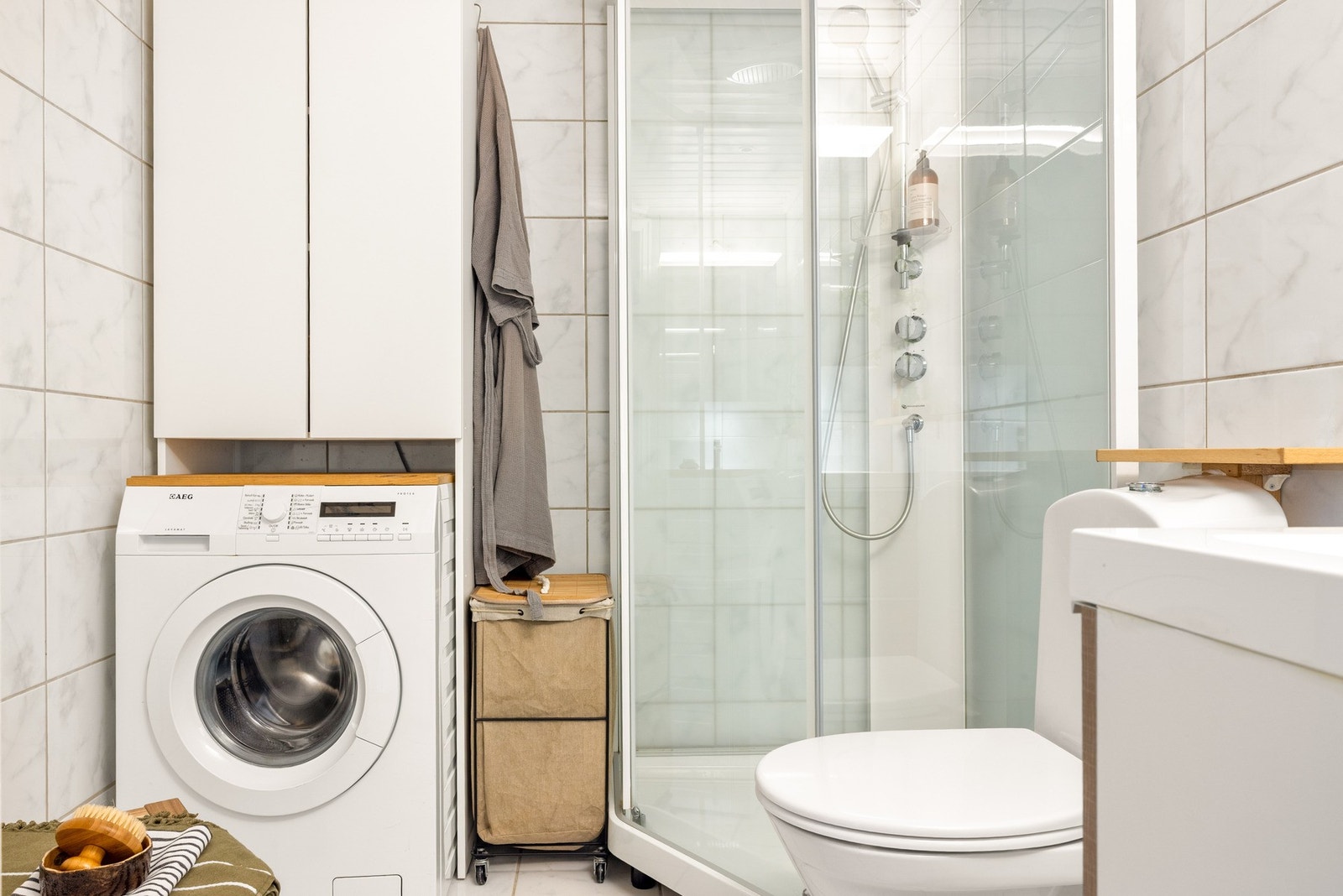 Badet måles til 3,8 kvm. og er helfliset med innfelte downlights i himling, og underliggende varmekabler. Galleribilde