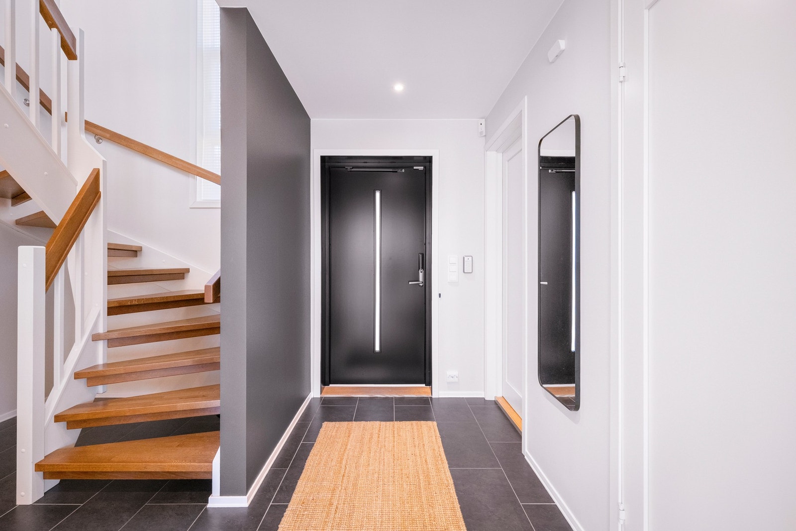 Entréen er romslig og funksjonell, og gir et svært godt førsteinntrykk av boligen allerede ved ankomst Galleribilde