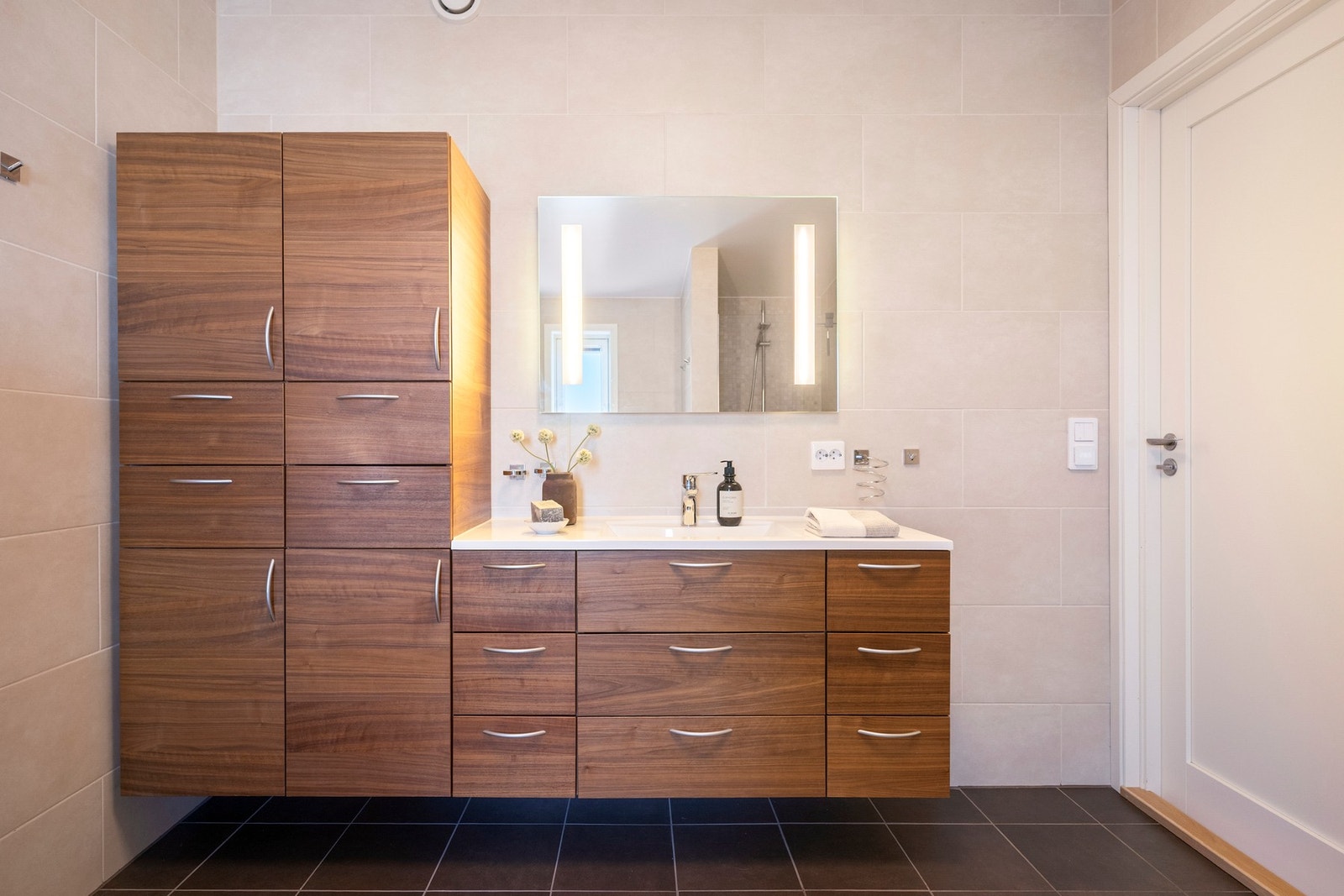 Badet har rikelig med oppbevaringsplass gjennom en stor og praktisk innredning med både skuffer og høyskap. Galleribilde