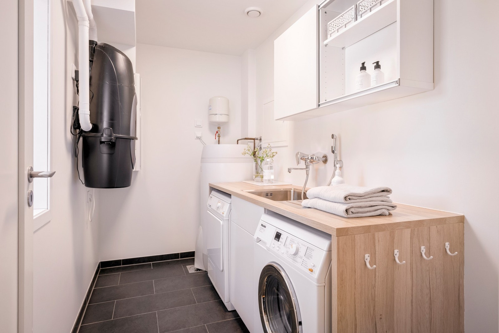 Boligen har videre et praktisk vaskerom som er tilrettelagt for en effektiv og ryddig hverdag. Her er det god plass til både vaskemaskin og tørketrommel. Galleribilde