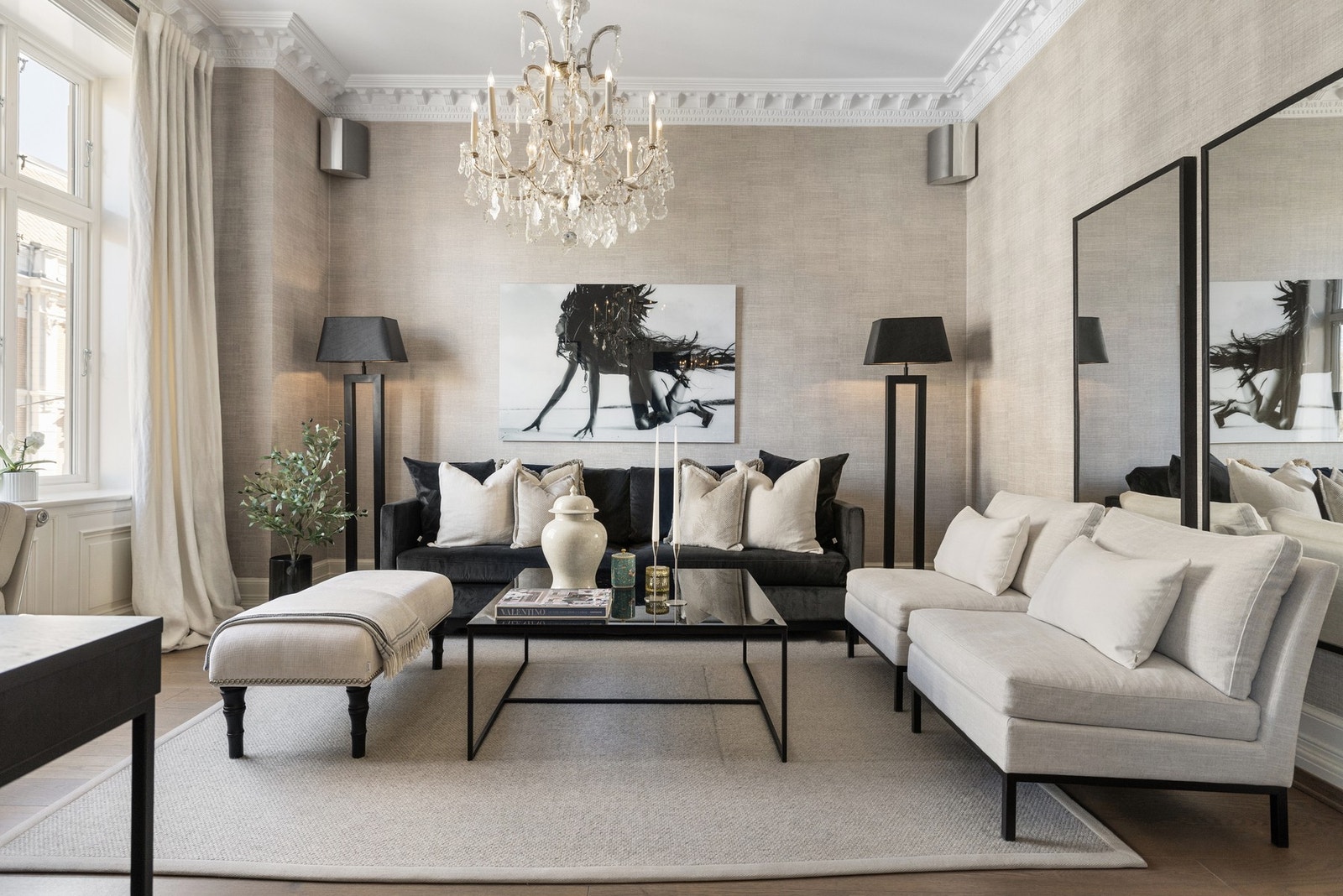 Hele leiligheten fremstår gjennomført og moderne med svært høy standard både hva gjelder materialvalg og håndverksmessig utførelse. Galleribilde