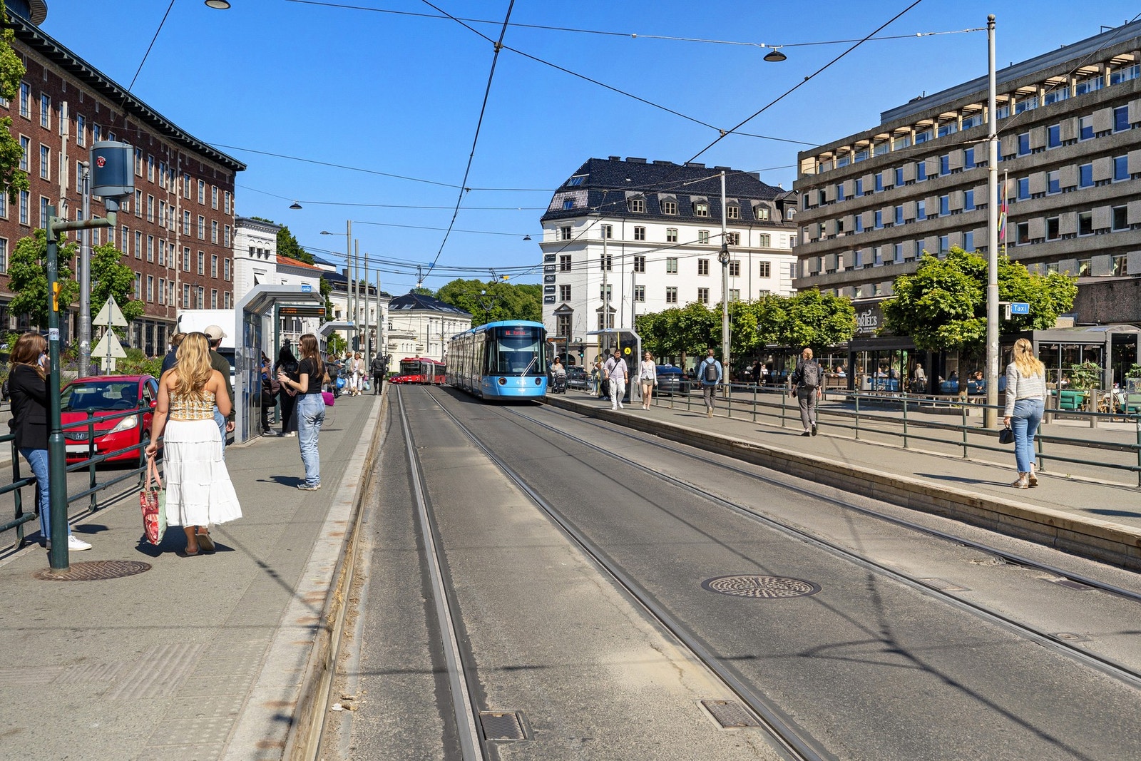 Gode kollektivforbindelser fra Solli Plass/Nationaltheatret med trikk, buss, t-bane og flytog. Galleribilde
