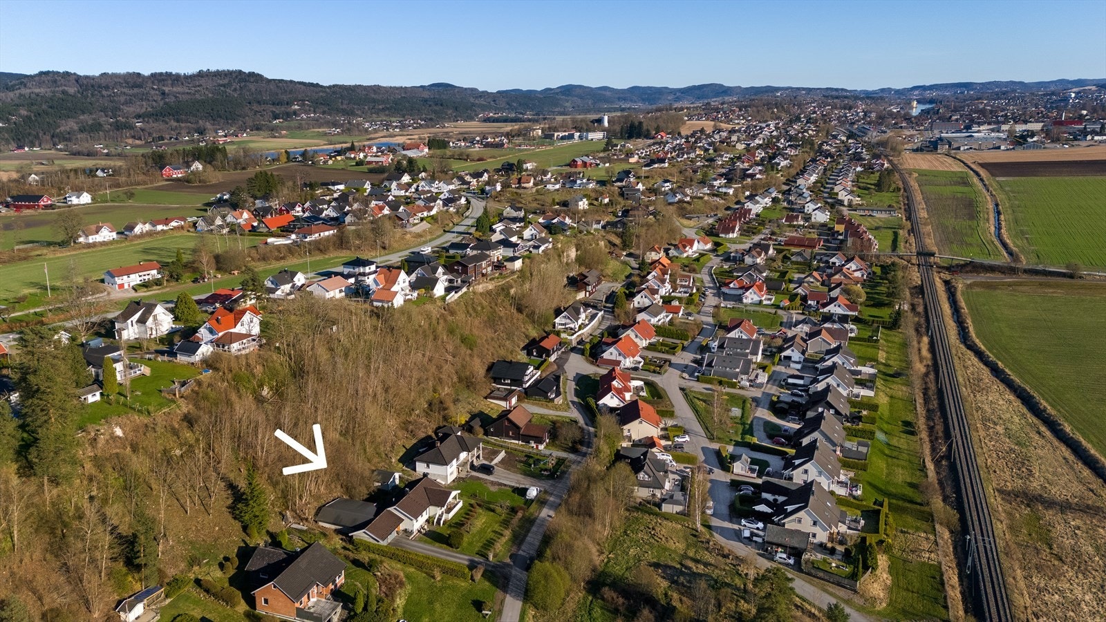 Eiendommen har en meget barnevennlig og attraktiv beliggenhet i landlige og idylliske omgivelser på Rising/Langård, ca. 3 km nord for Skien sentrum Galleribilde