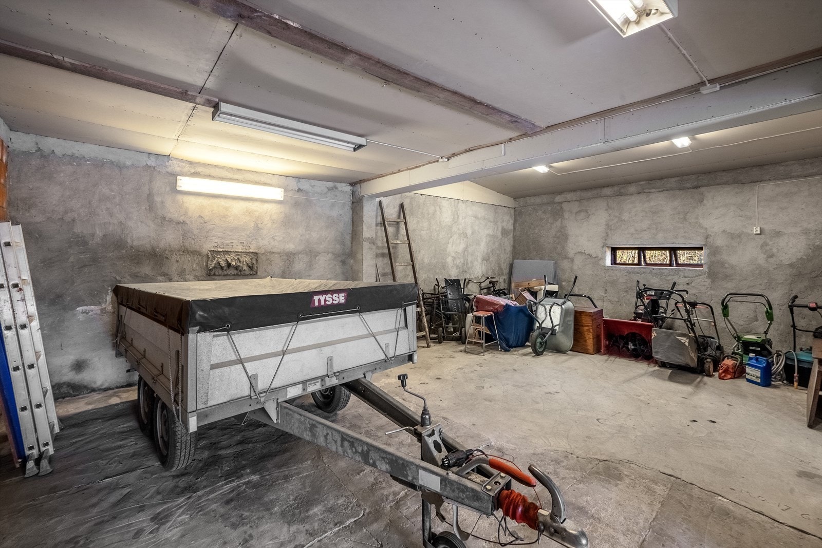 Romslig garasje med god plass til 5 biler og diverse redskaper Galleribilde