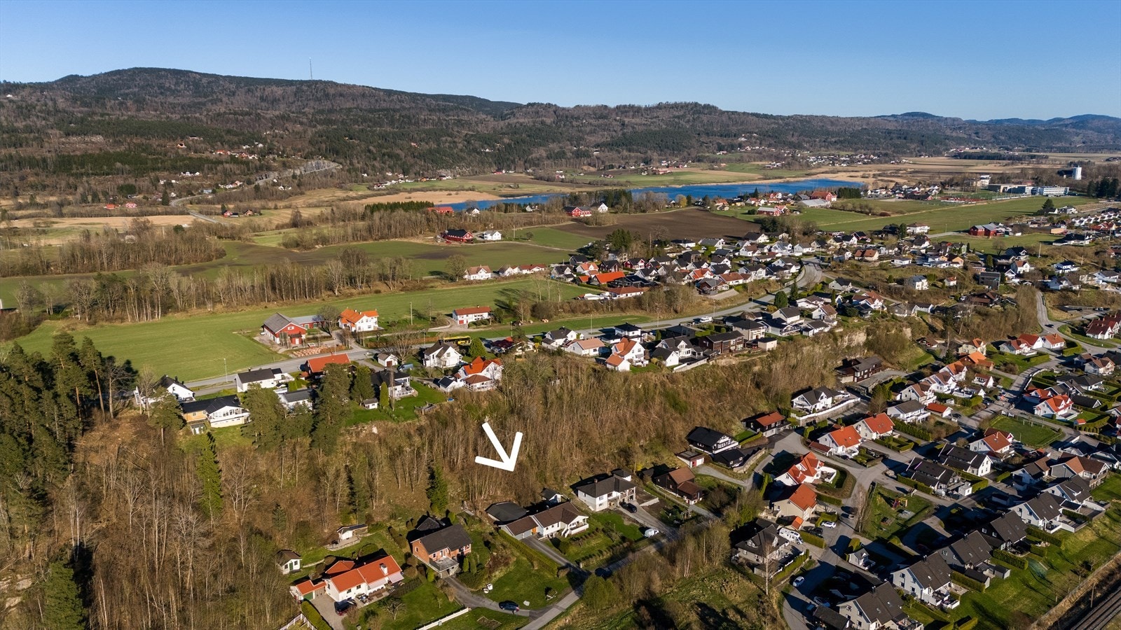 Det er gangavstand til skoler, barnehager, dagligvare og flotte turområder, samt kort vei til Skien sentrum med alle fasiliteter Galleribilde