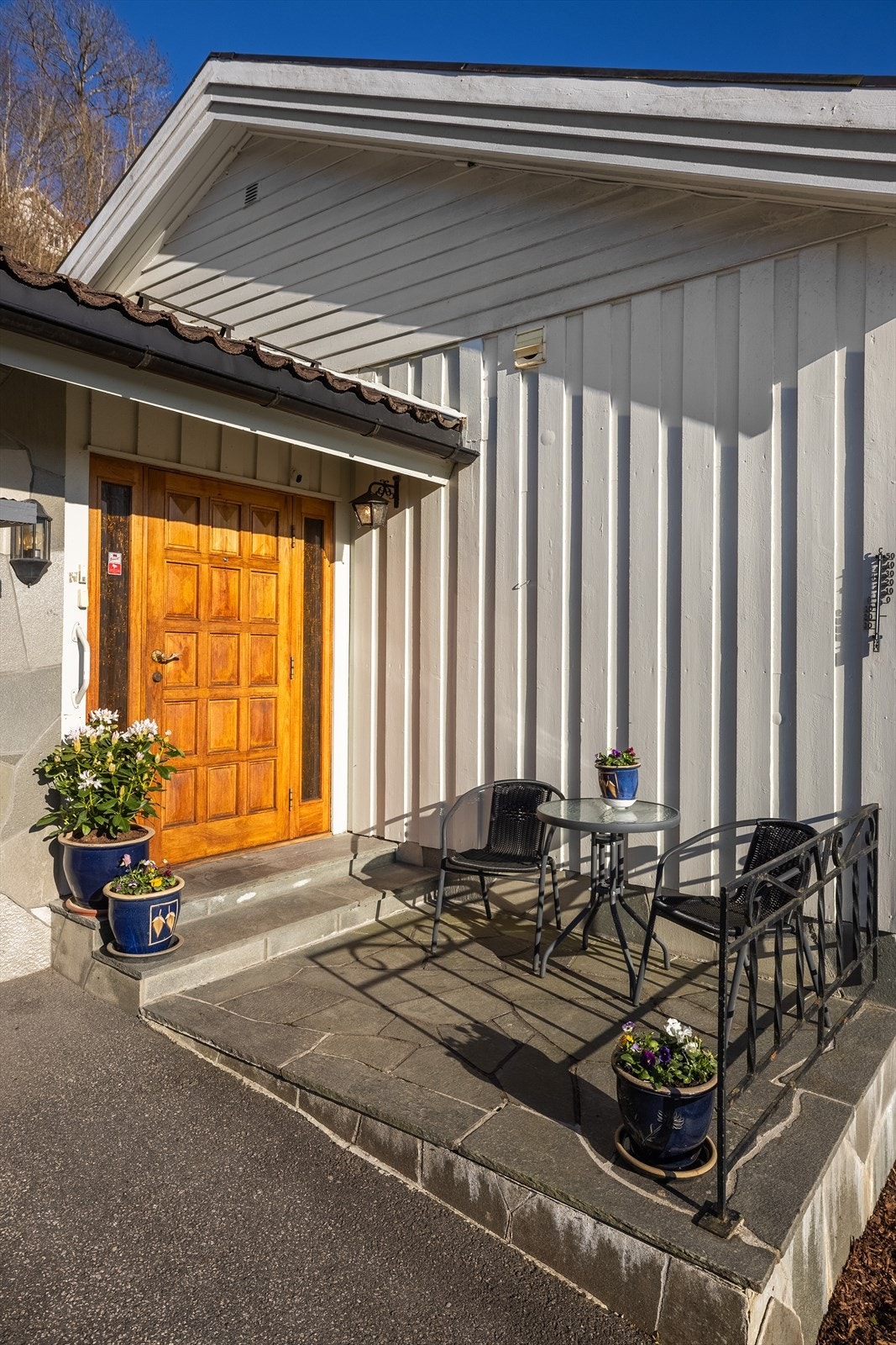 Hyggelig inngangsparti med plass til sittegruppe Galleribilde