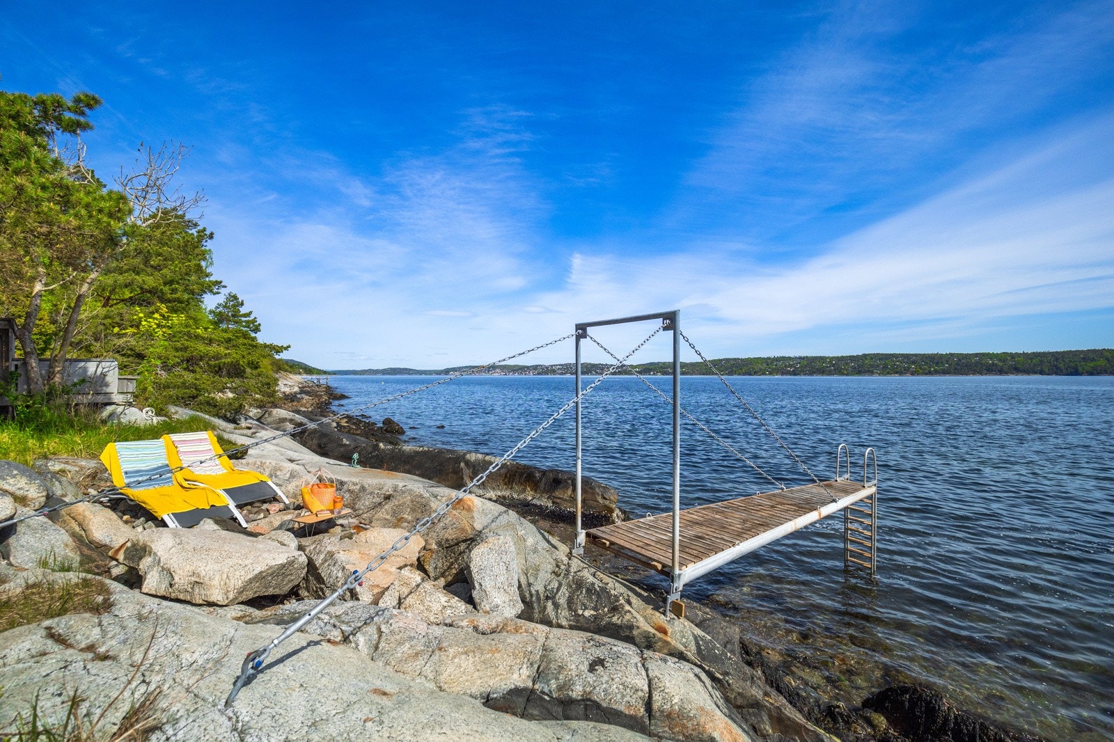 Eiendommen ligger idyllisk til i vannkanten med egen brygge! Galleribilde