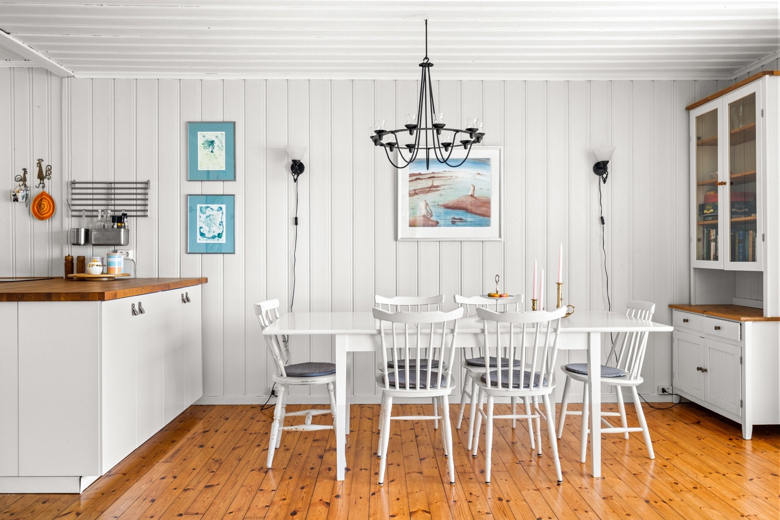 Spisestue med god plass til langbord for å invitere over til hyggelig besøk. Galleribilde