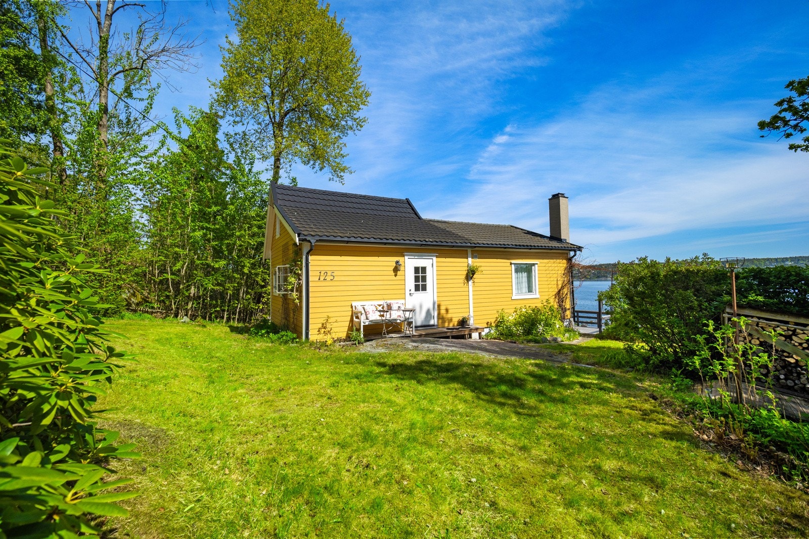 Eiendommen har selveiertomt opparbeidet med singlet oppkjørsel, plenarealer, naturtomt og diverse beplantning. Galleribilde