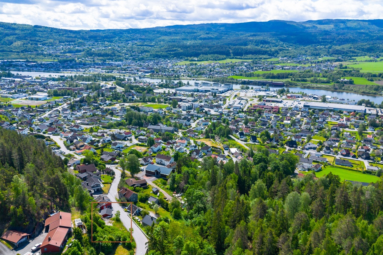 Romslig tomt med mange muligheter - her kan du skape ditt eget drømmehjem fra grunnen av. Galleribilde