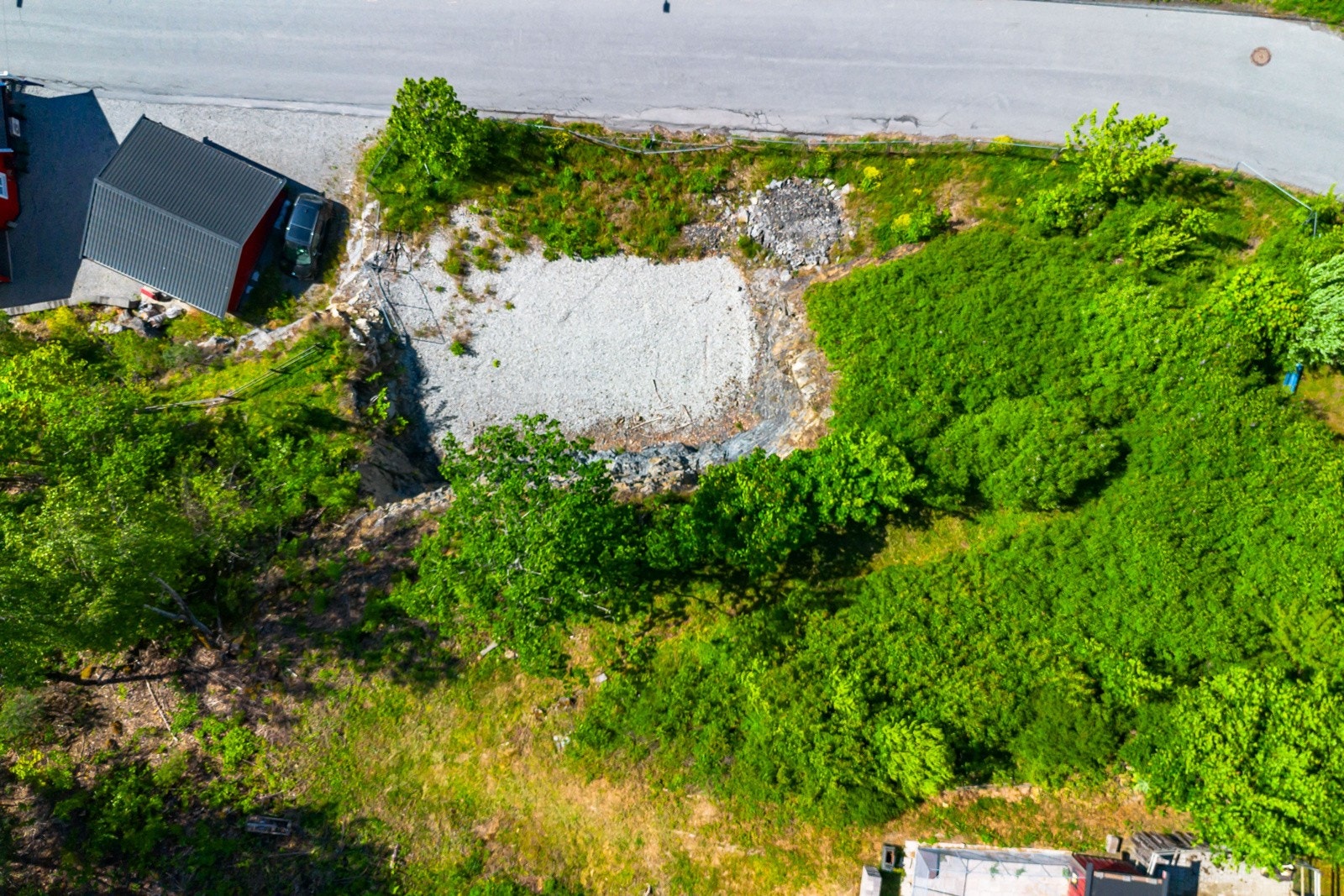 Nyt roen og nærheten til naturen - samtidig som du har kort vei til by og service. Galleribilde