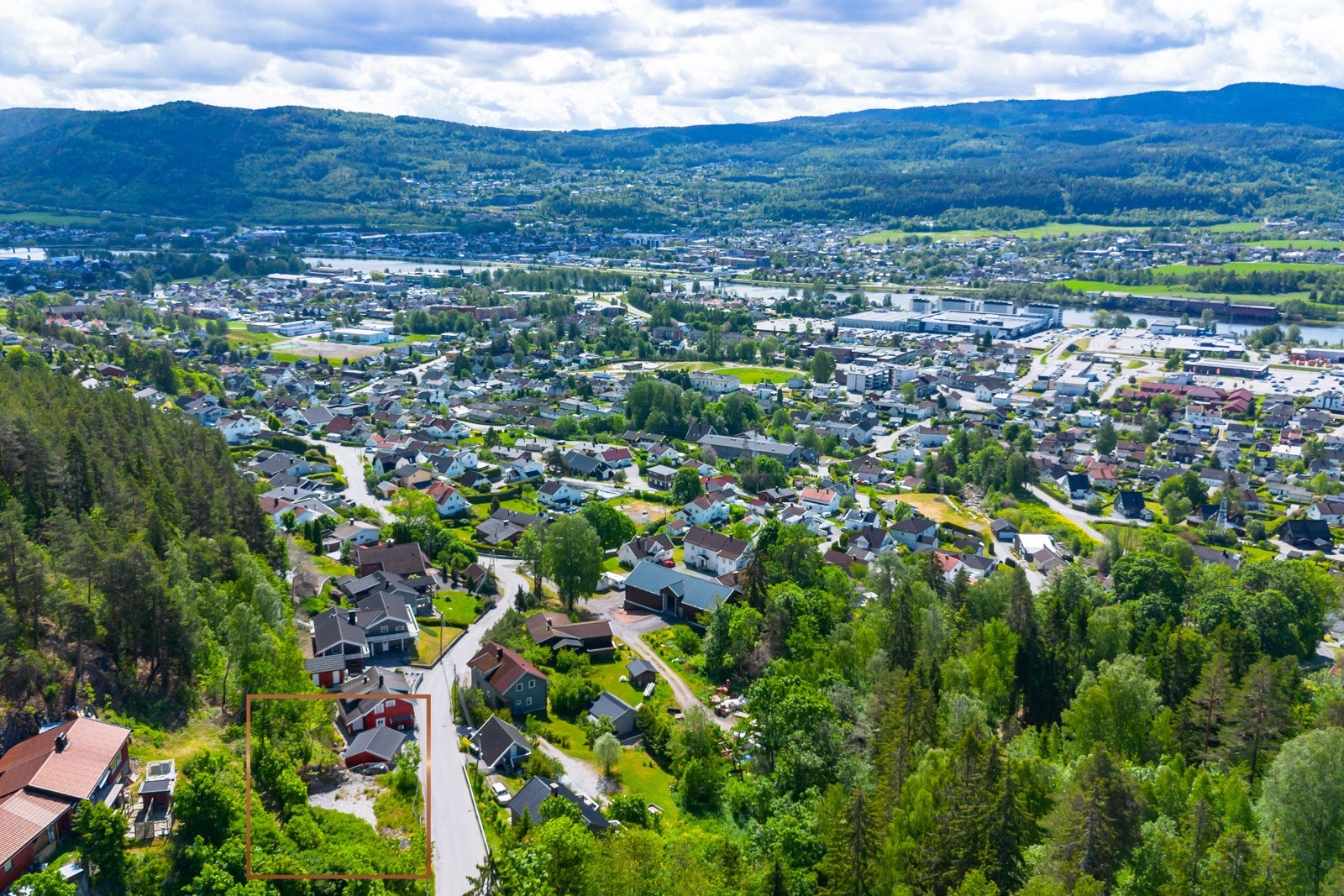 Flott beliggende tomt med gode solforhold og vakker utsikt over nærområdet. Galleribilde