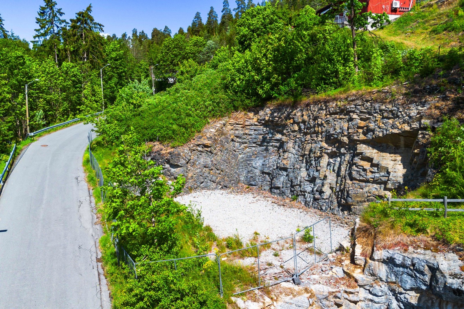 Solrik tomt med romslig areal Galleribilde