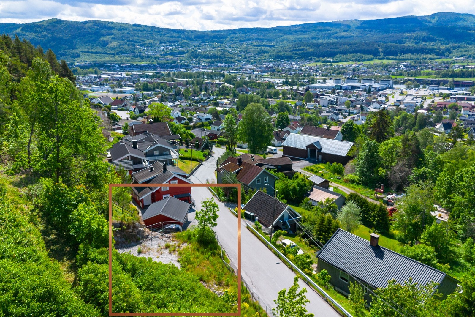 Sentralt beliggende tomt med kort vei til skole, barnehage og offentlig transport. Galleribilde