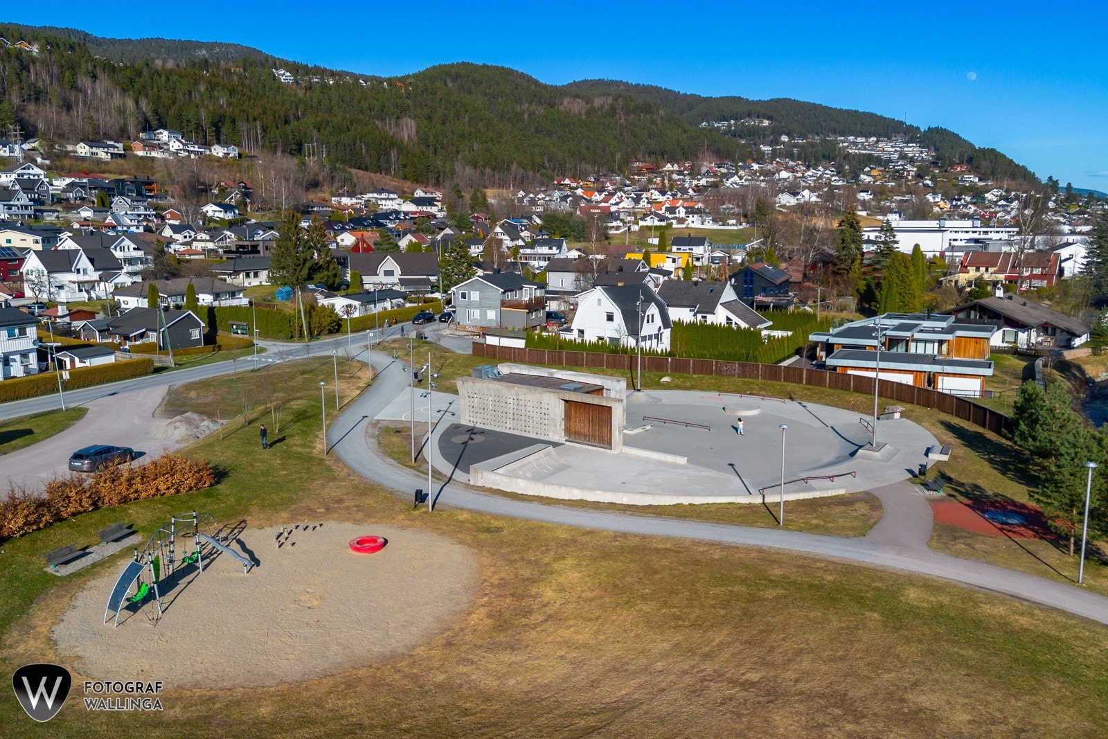 Flere lekeplasser, idrettsanlegg og grøntområder i umiddelbar nærhet - her trives barna. Galleribilde