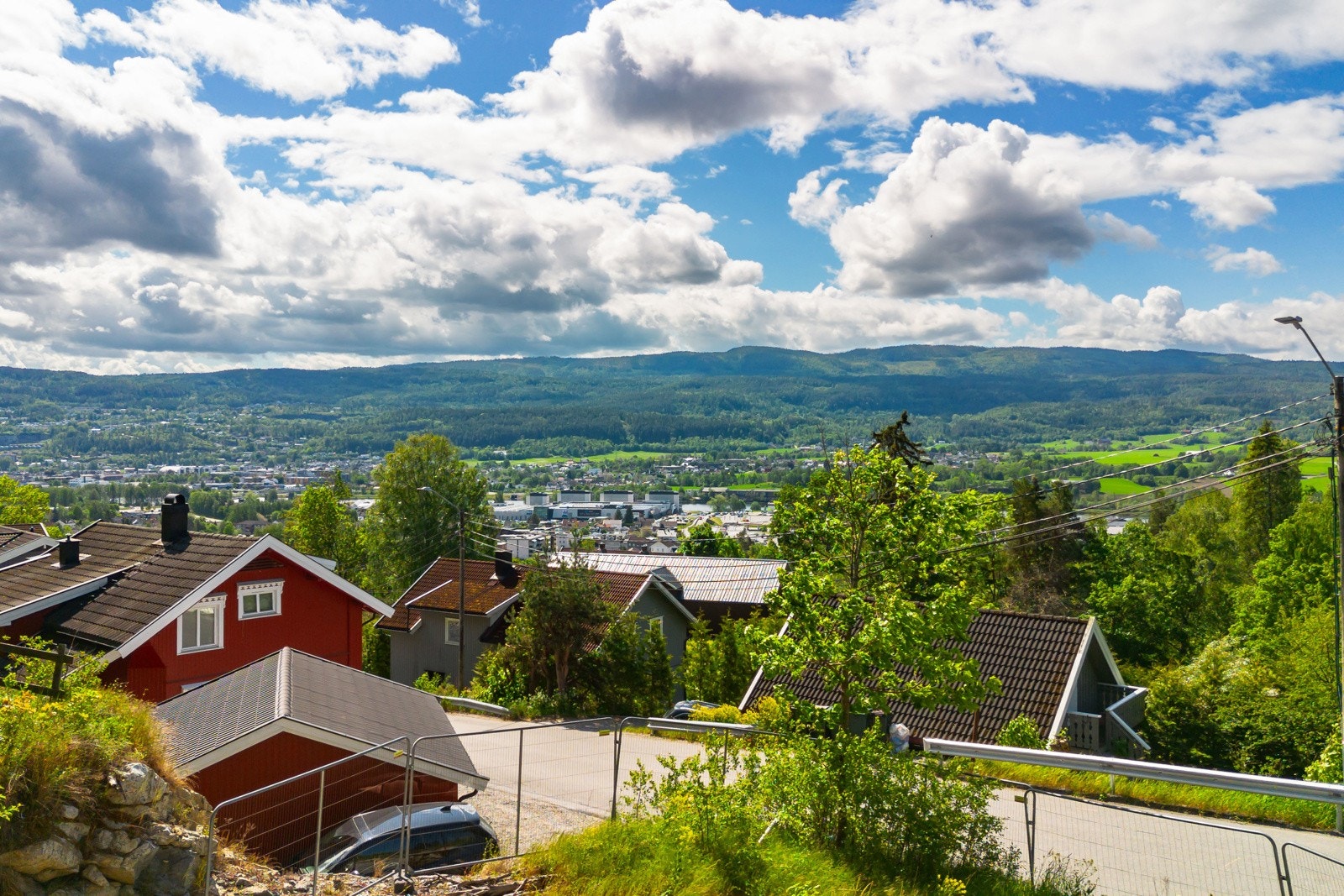 Nyt utsikt og gode solforhold rett fra egen eiendom. Galleribilde