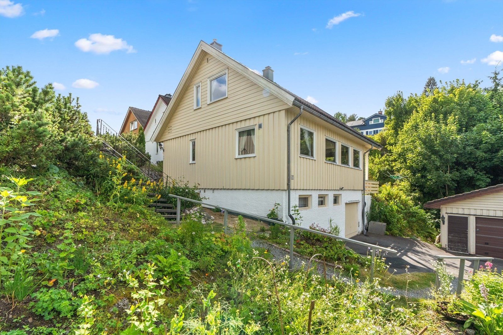 Boligen ligger i et etablert og barnevennlig område på Høybråten. Galleribilde