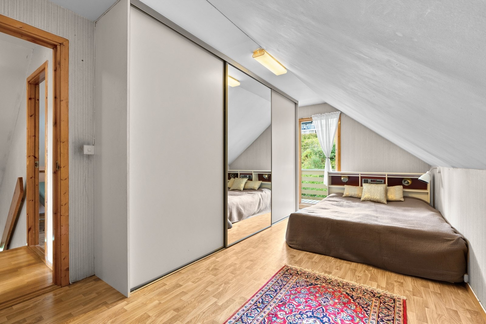 Hovedsoverommet har en stor skyvedørsgarderobe og utgang til balkong. Galleribilde