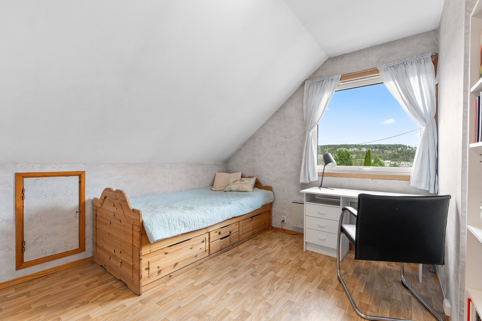 Soverommene har lagringsplass i kneloft. Galleribilde