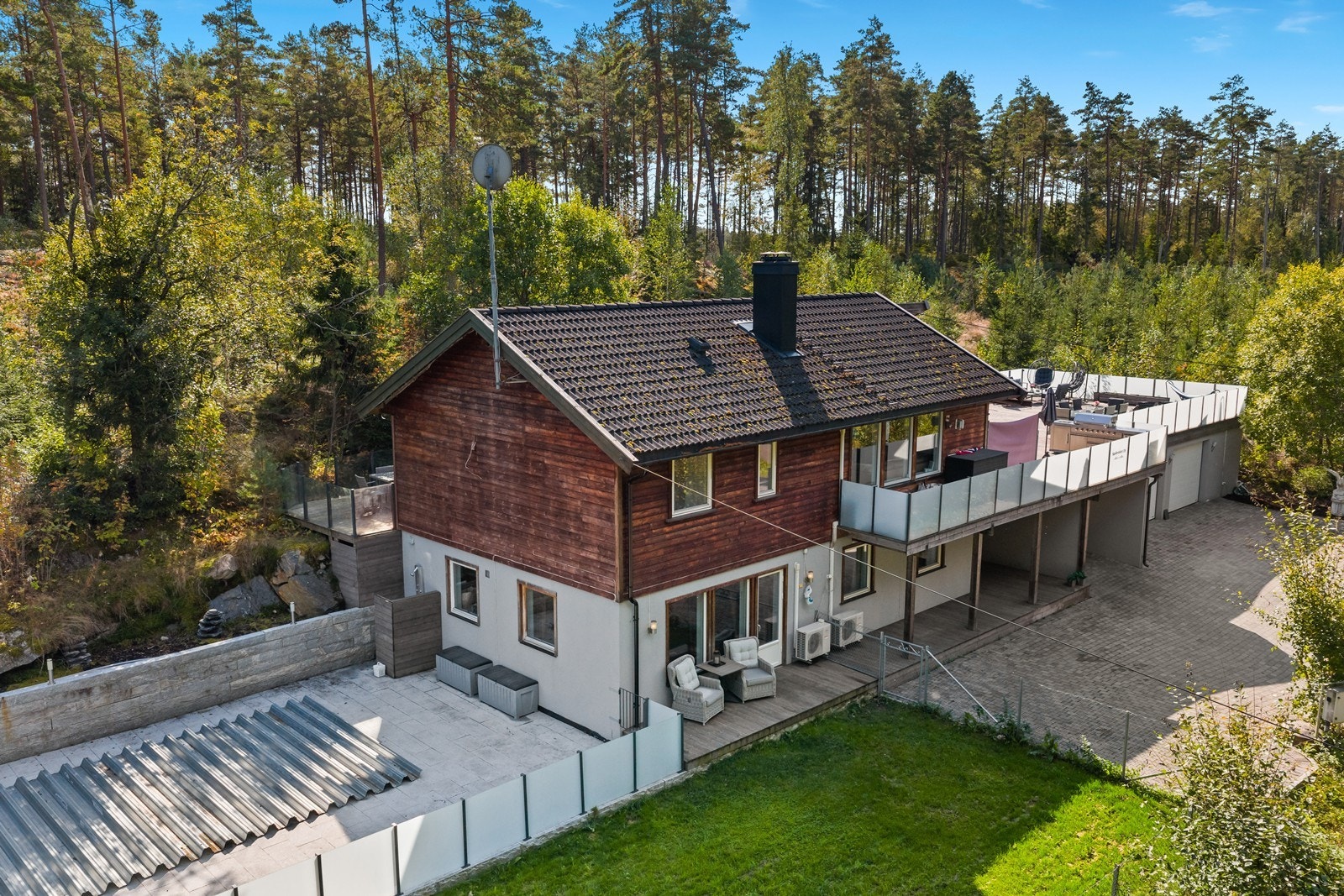 Det er flere fine uteplasser. Skjermet fra innsyn. Det er adkomst rett inn skogen med flotte turområder fra tomten Galleribilde