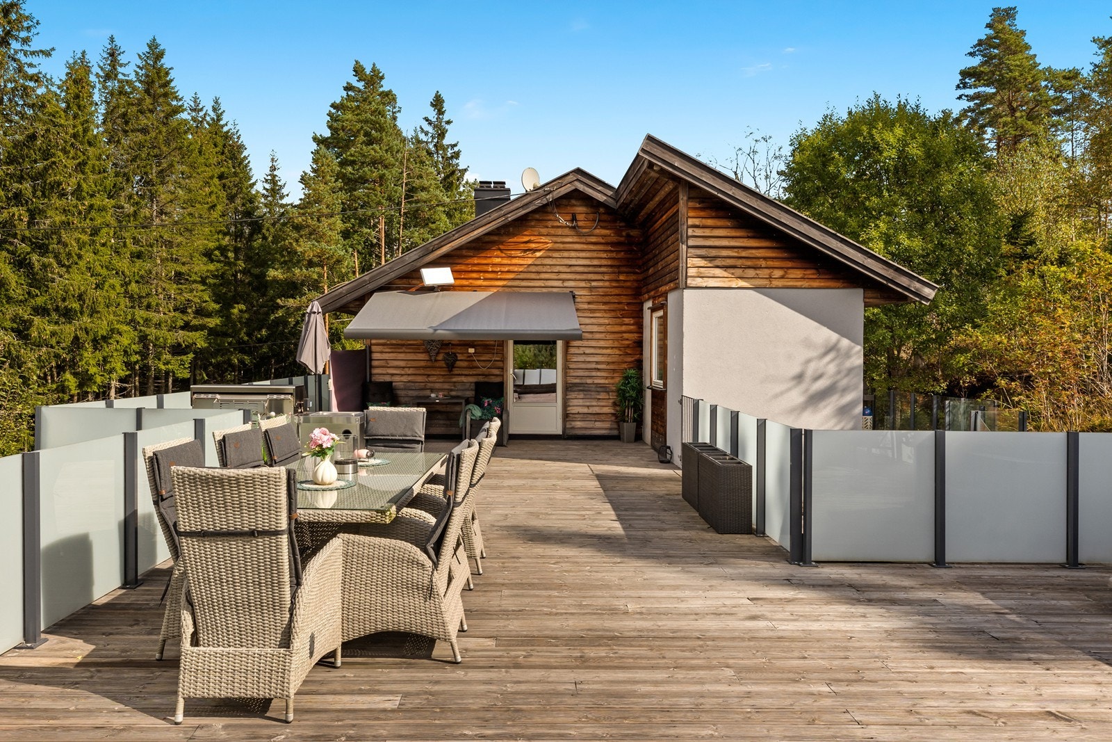 Meget stor og solrik terrasse. God plass til flere soner med utemøbler. Galleribilde