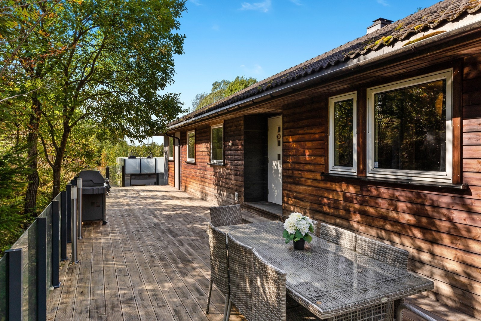 Landlig og fint beliggende. Steinlagt gårdsplass. Store fine terrasser! Inngjerdet hage. Store garasjer. Galleribilde