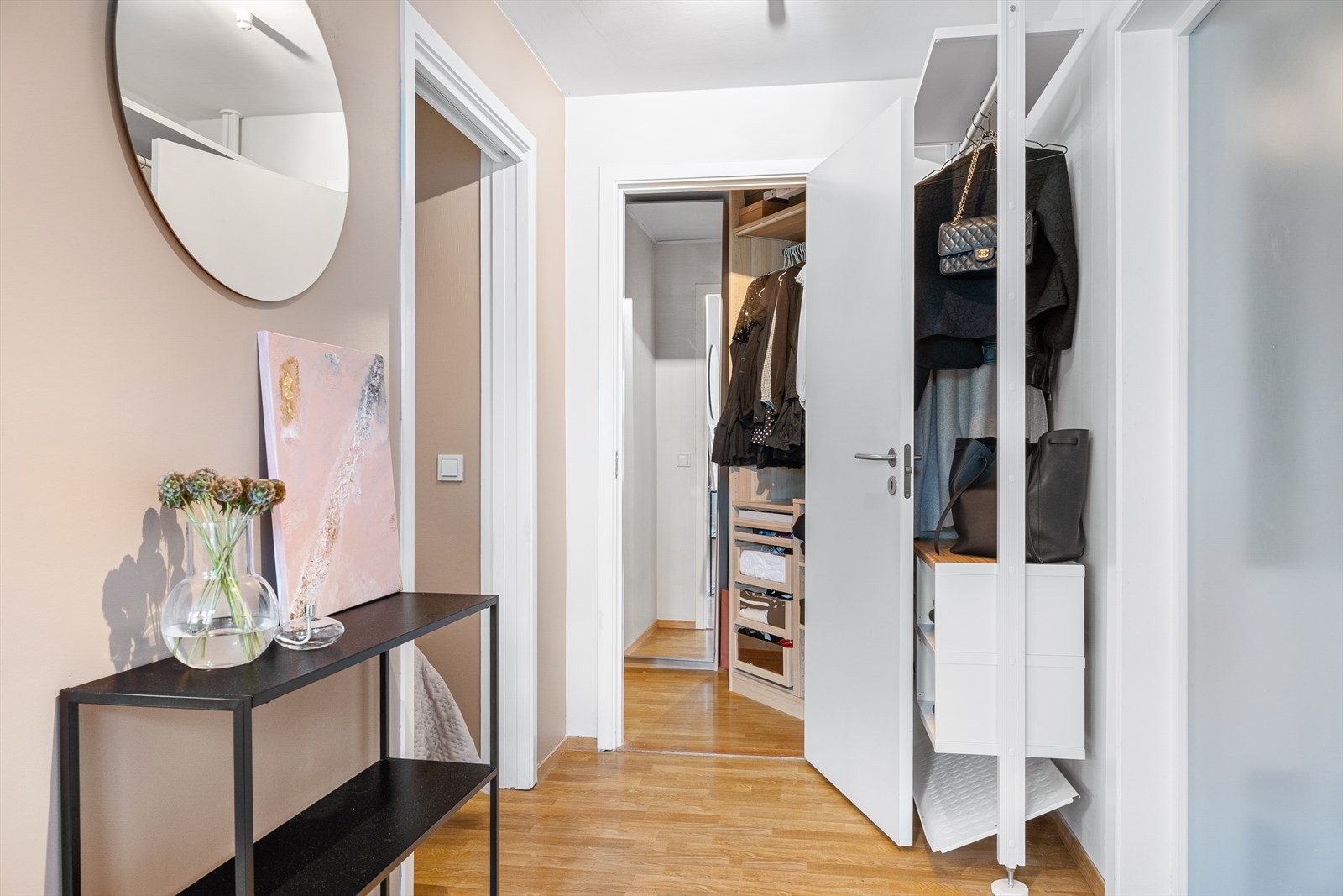 En innvendig bod som i dag er innredet og brukt som garderoberom. I tillegg har leiligheten en bod i kjelleretasjen på 4 kvm. Galleribilde