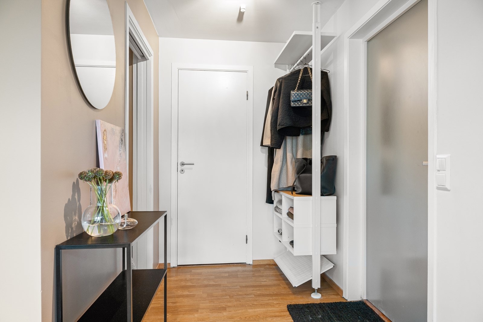 Lys entrè med mulighet for å henge fra seg yttertøy. Galleribilde