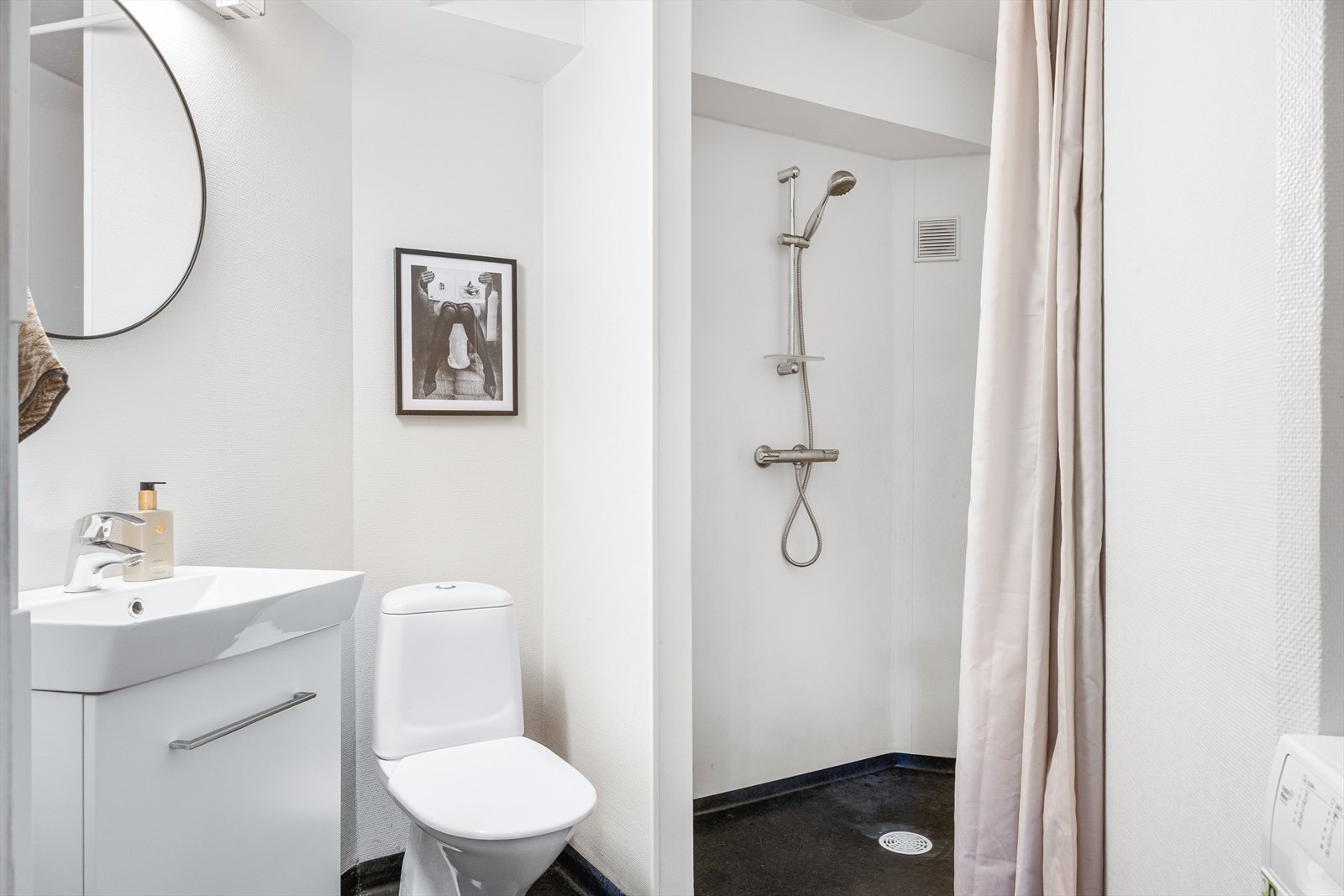 Badet er innredet med dusjnisje, toalett og vask i seksjon. Det er opplegg for vaskemaskin på badet. Galleribilde