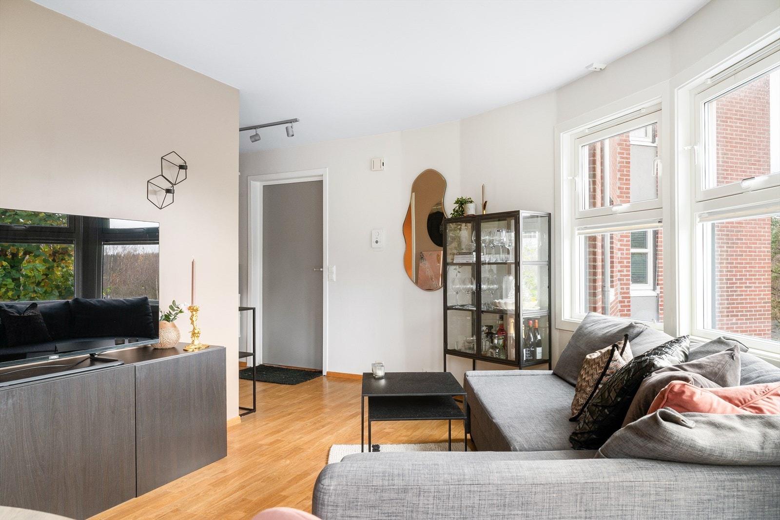 I stuen er det plass til både sofagruppe og spisebord. Galleribilde