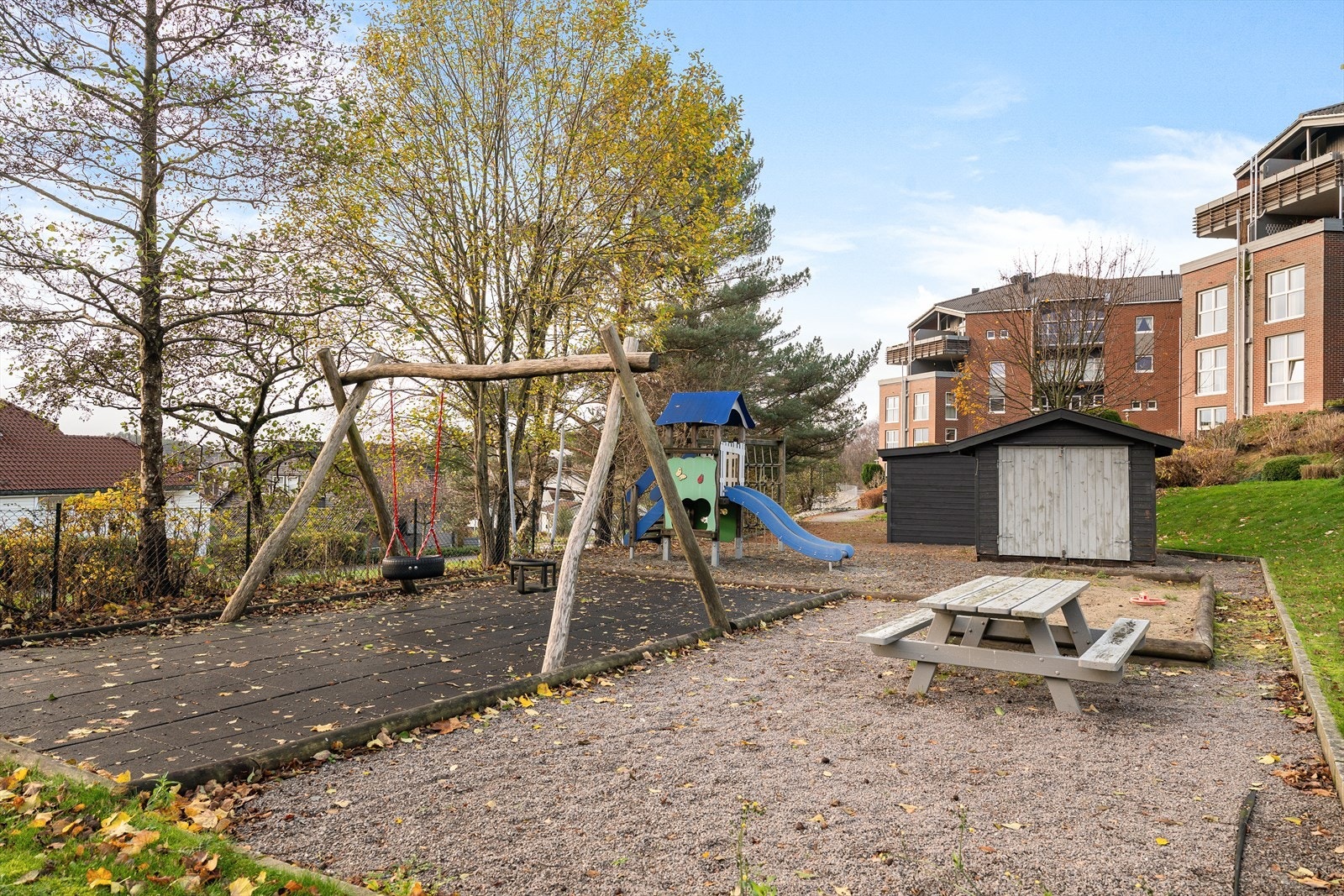 Pent opparbeidet fellestomt med felles uteområde, lekeplass og parkeringsplasser. Galleribilde