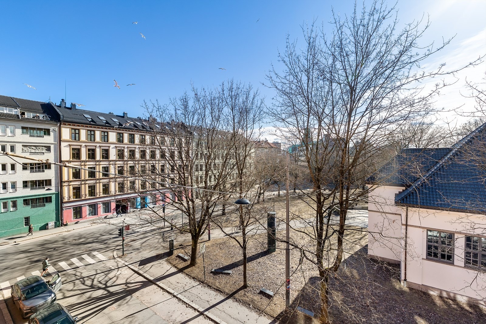 En gjennomgående 3-roms selveier beliggende i 4.etasje med en sentral beliggenhet med nærhet til det meste. Galleribilde
