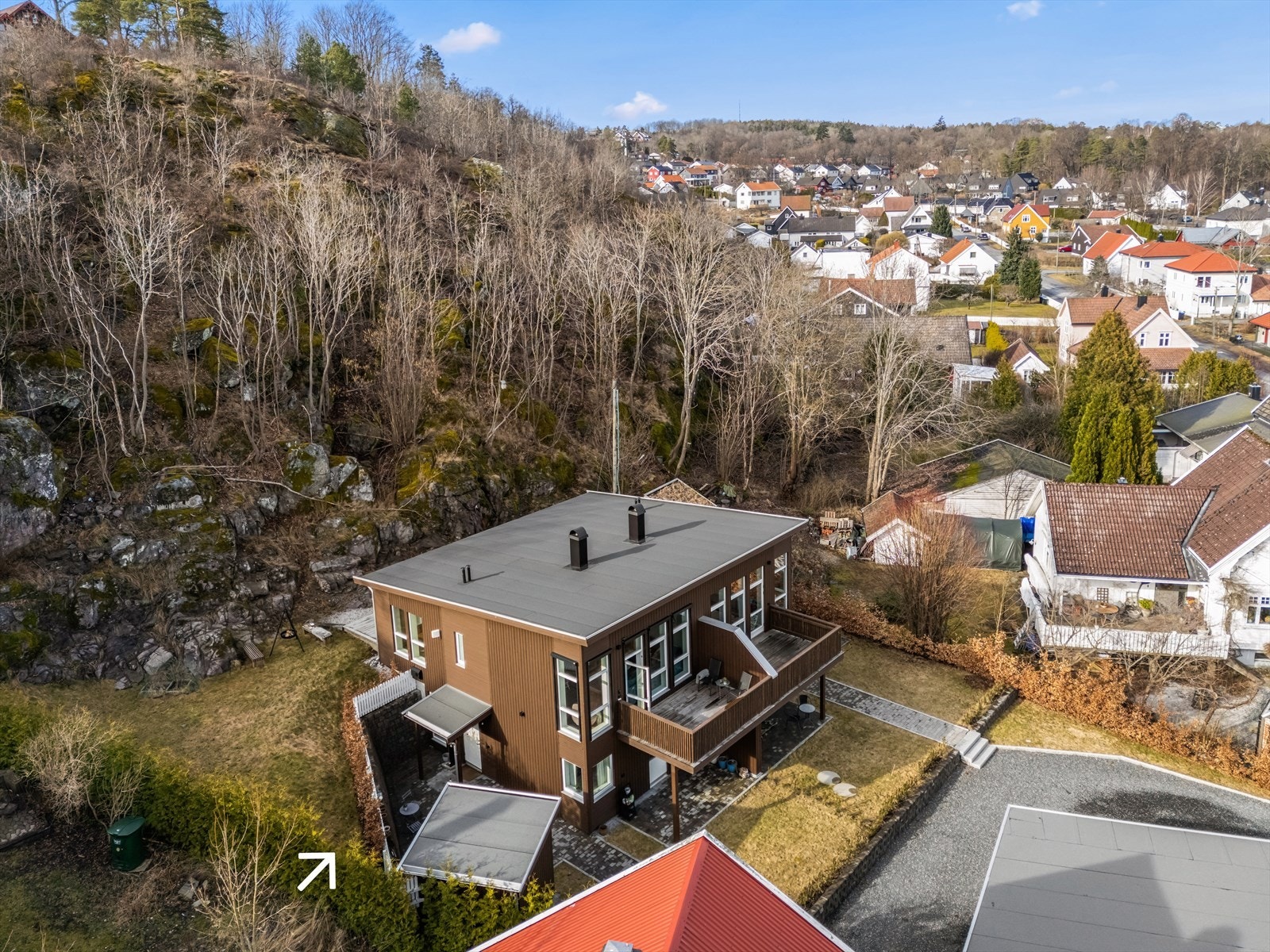 Velkommen til Folke Bernadottes Gate 20A - en moderne og tiltalende halvpart tomannsbolig i attraktivt boområde på Jeløy. Galleribilde
