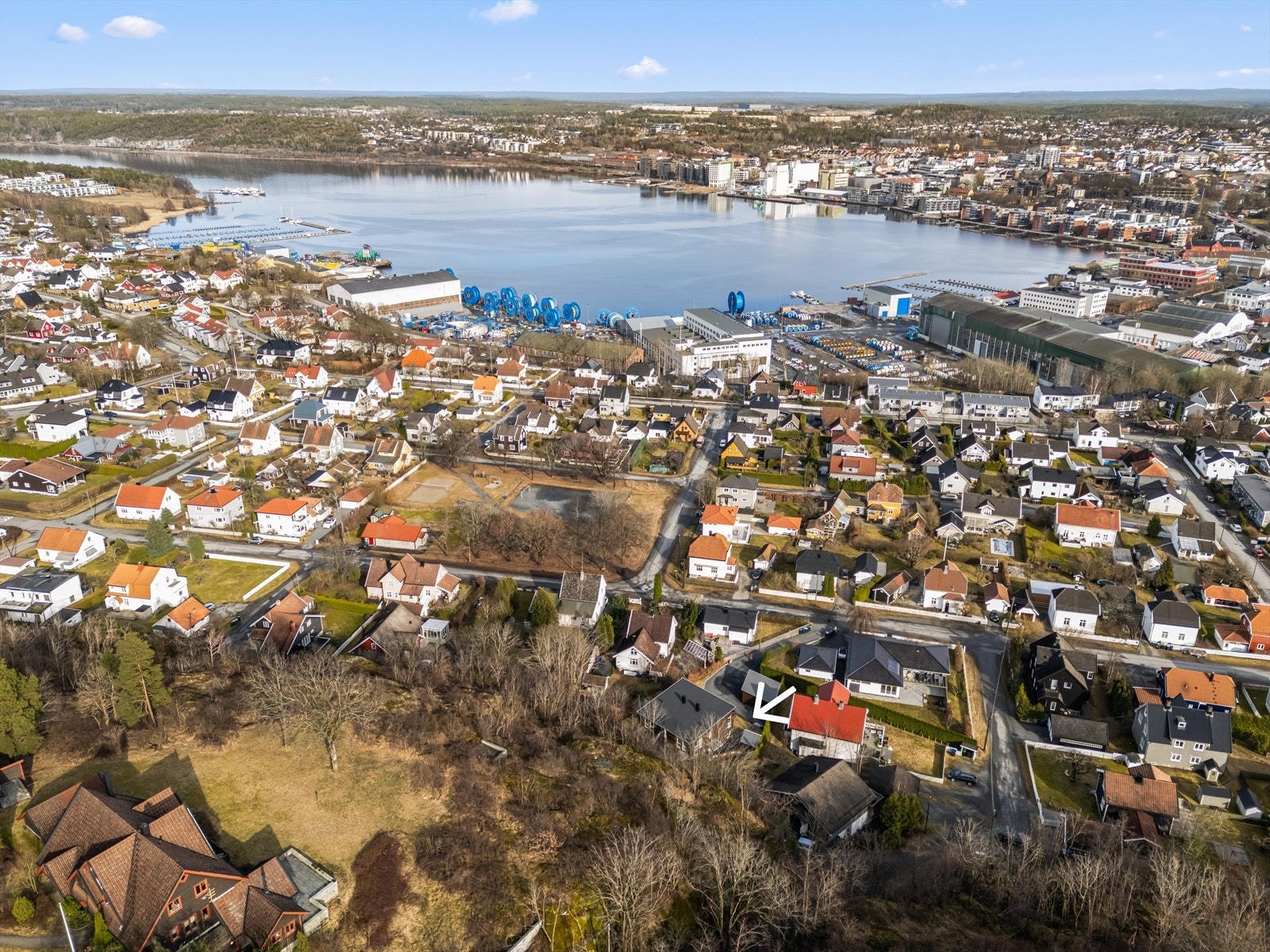 Eiendommen har en meget god beliggenhet på Jeløya, med nærhet til både sjøen og sentrum. Galleribilde