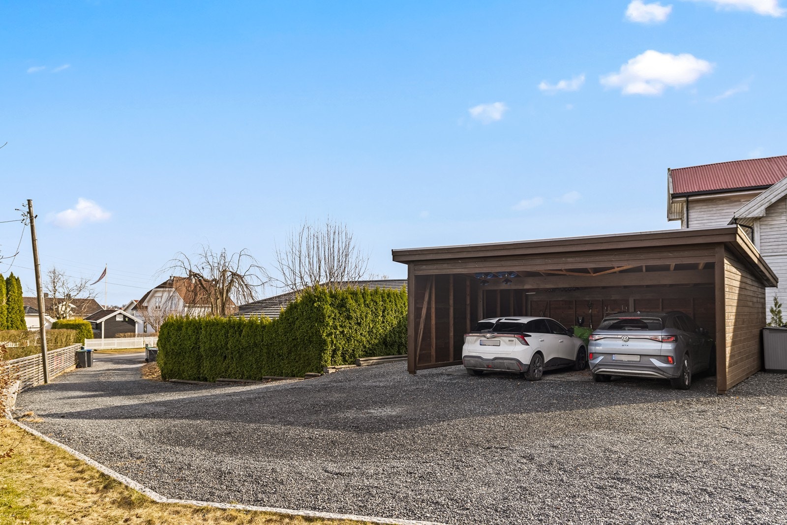 Parkering i egen carport samt en biloppstillingsplass på gruset gårdsplass - egen elbillader i carport Galleribilde
